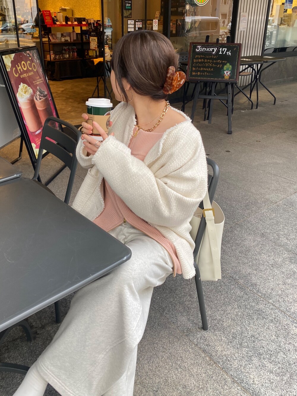 ホワイト系のその他アウター、ピンク系のニット/セーター、ベージュ系のその他パンツを着用したレディースの冬コーディネートの3枚目の写真