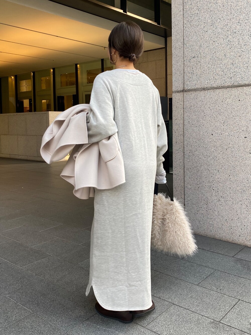 ホワイト系のその他アウター、グレー系のワンピースを着用したレディースの冬コーディネートの9枚目の写真