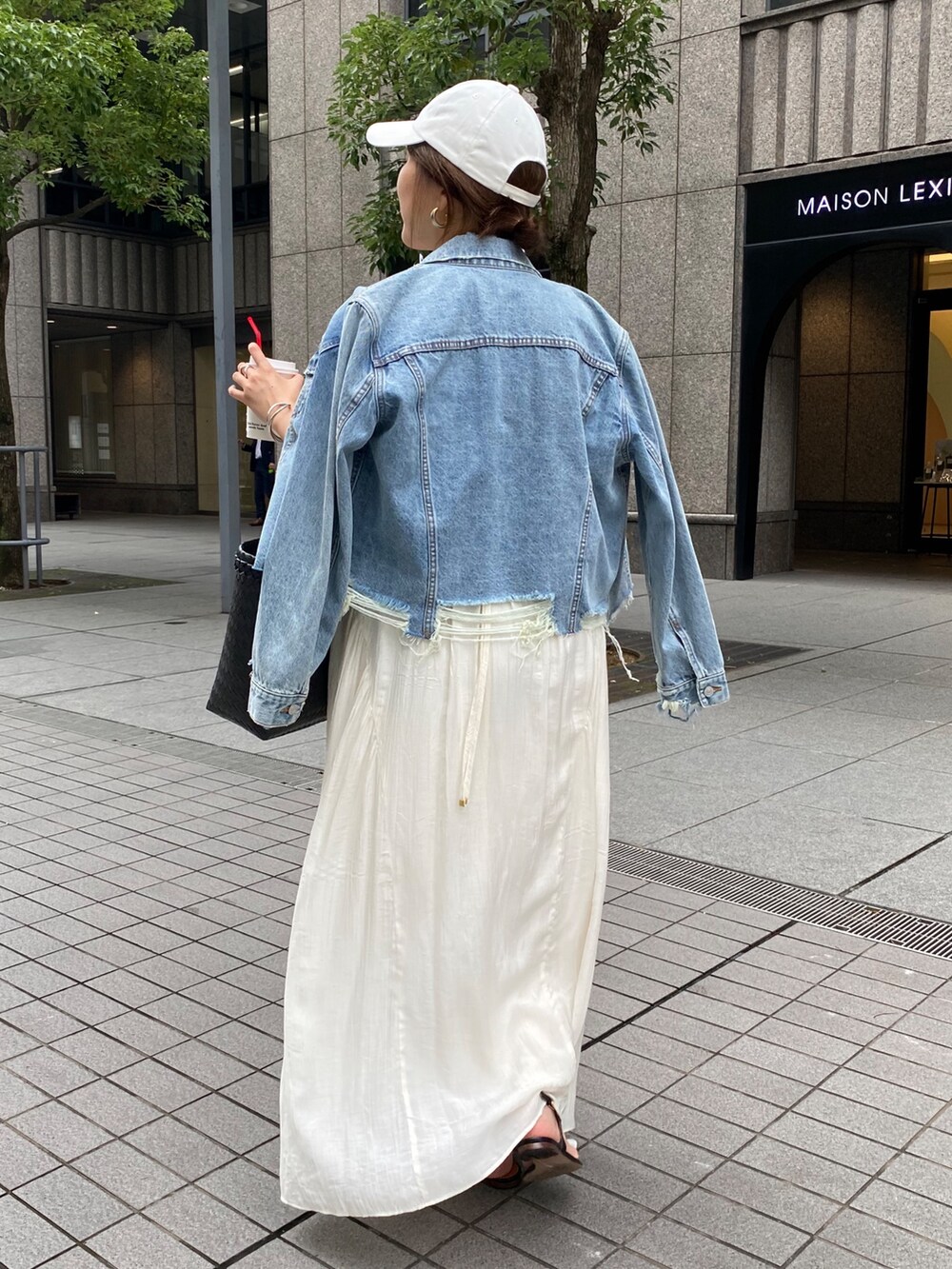 ブルー系のその他アウター、ホワイト系のワンピース、ホワイト系のキャップを着用したレディースの夏コーディネートの4枚目の写真