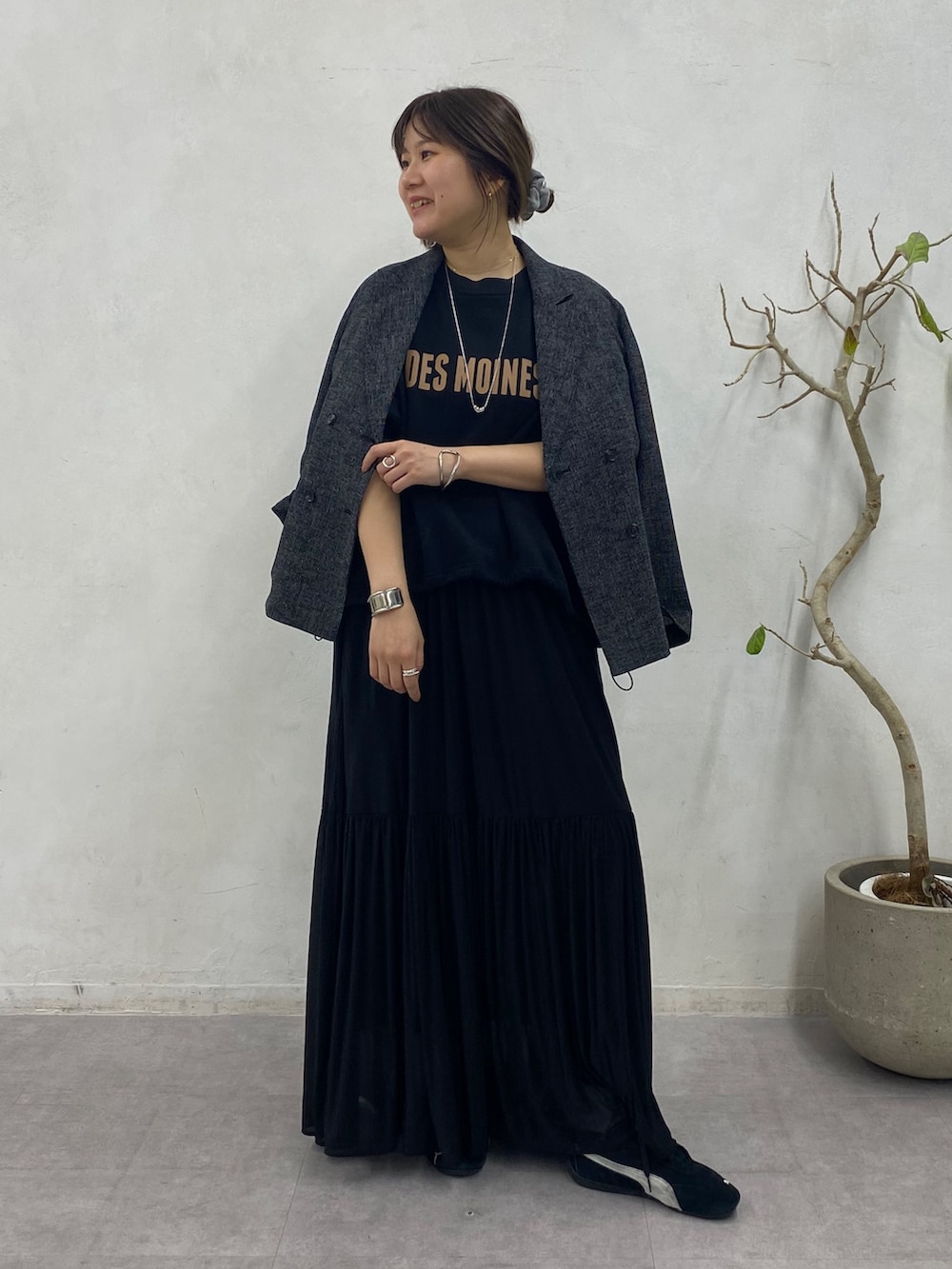 ブラック系のスウェット、ブラック系のスカート、ブラック系のテーラードジャケットを着用したレディースの冬コーディネートの7枚目の写真