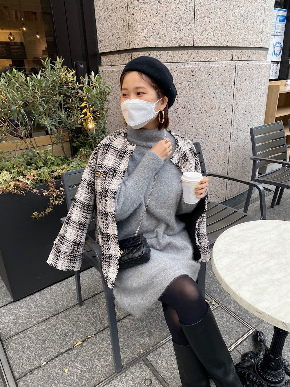 ブラック系のノーカラージャケット、グレー系のニット/セーター、ブラック系のトートバッグを着用したレディースの冬コーディネートの3枚目の写真