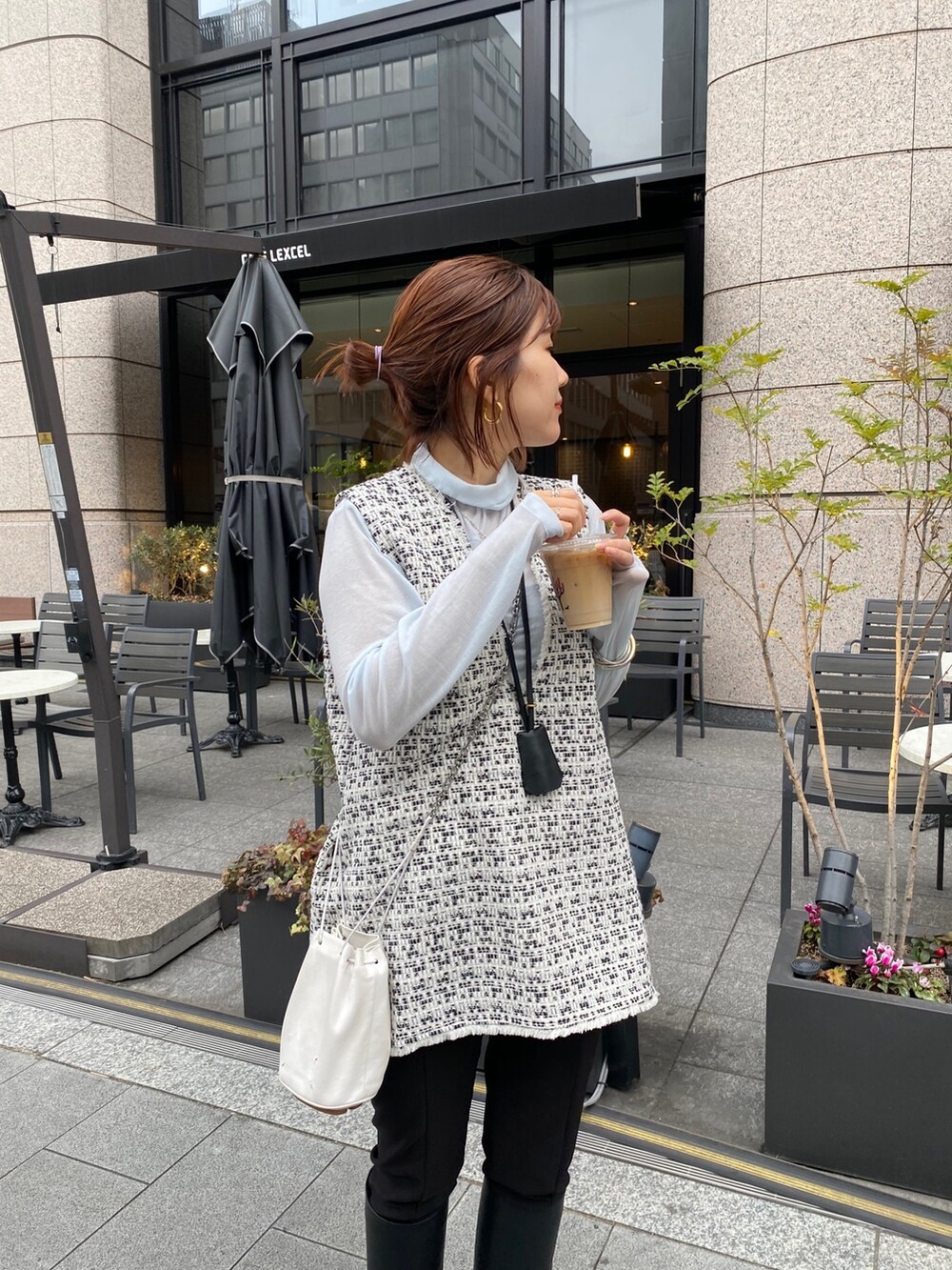 ブルー系のTシャツ/カットソー、ホワイト系のベスト、ブラック系のネックレスを着用したレディースの春コーディネートの6枚目の写真