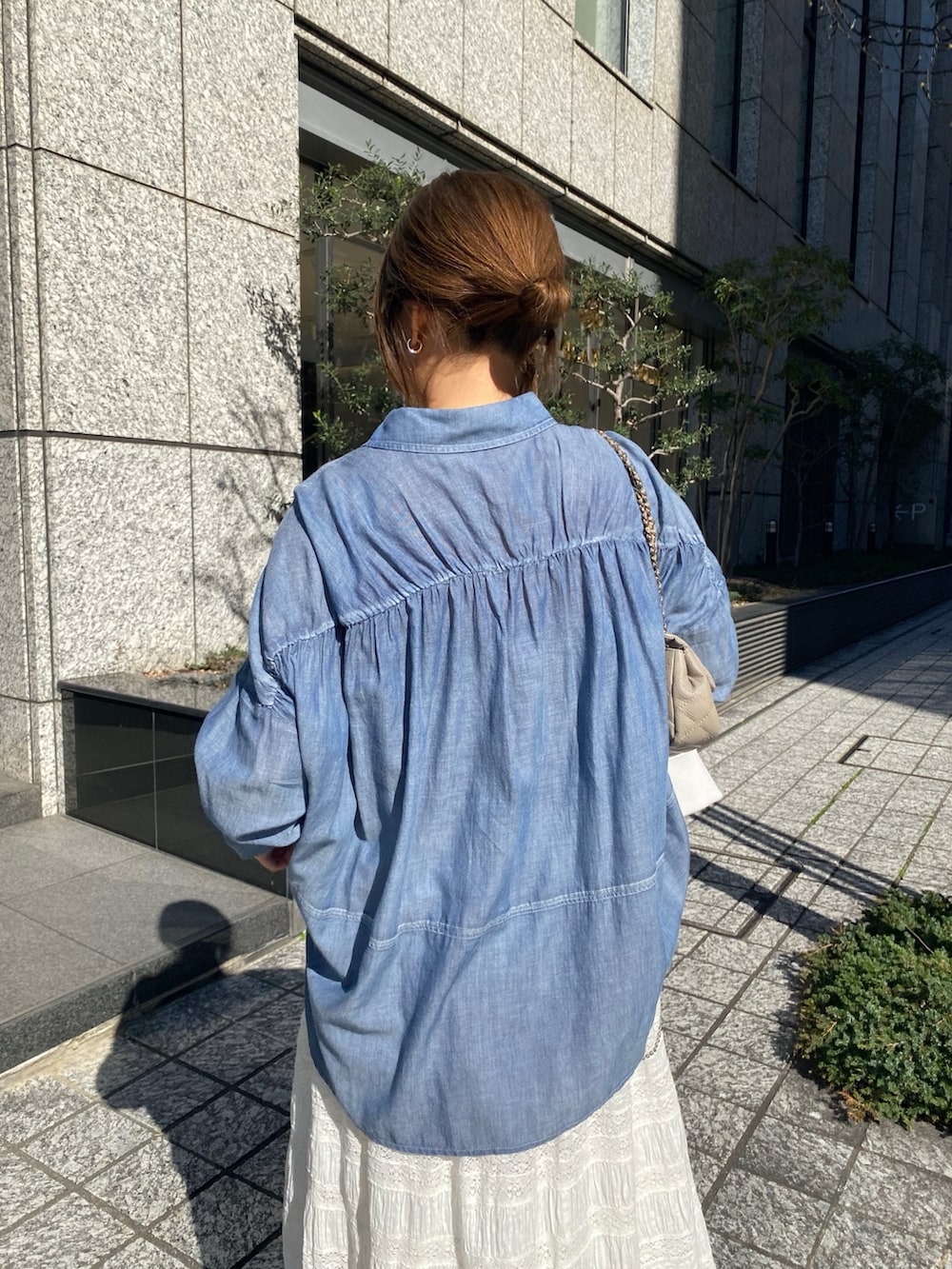 ブルー系のシャツ/ブラウス、ホワイト系のスカート、ホワイト系のTシャツ/カットソーを着用したレディースの春コーディネートの10枚目の写真