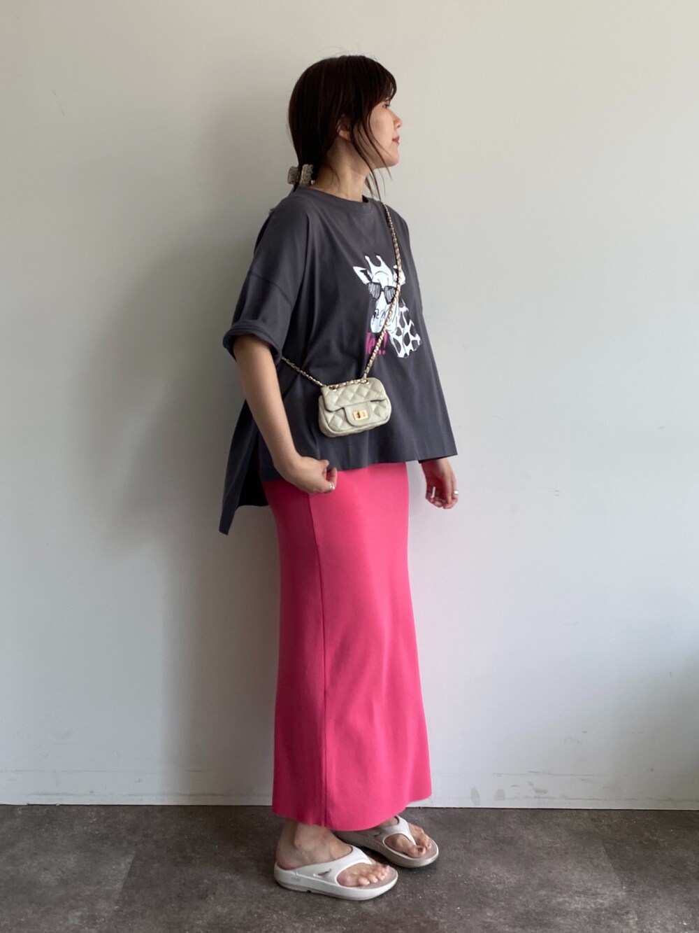 グレー系のTシャツ/カットソー、ピンク系のスカート、ホワイト系のショルダーバッグを着用したレディースの夏コーディネートの3枚目の写真