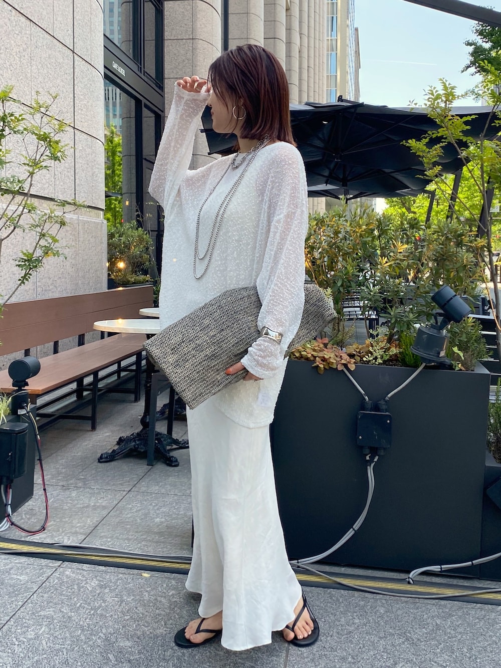 ホワイト系のTシャツ/カットソー、ホワイト系のスカートを着用したレディースの夏コーディネートの4枚目の写真