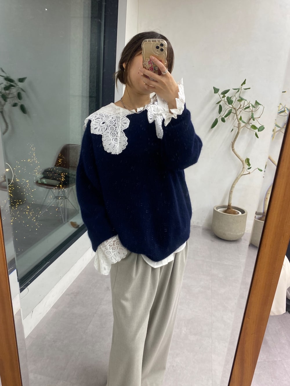 ブルー系のニット/セーター、ホワイト系のシャツ/ブラウス、グレー系のその他アウターを着用したレディースの冬コーディネートの5枚目の写真
