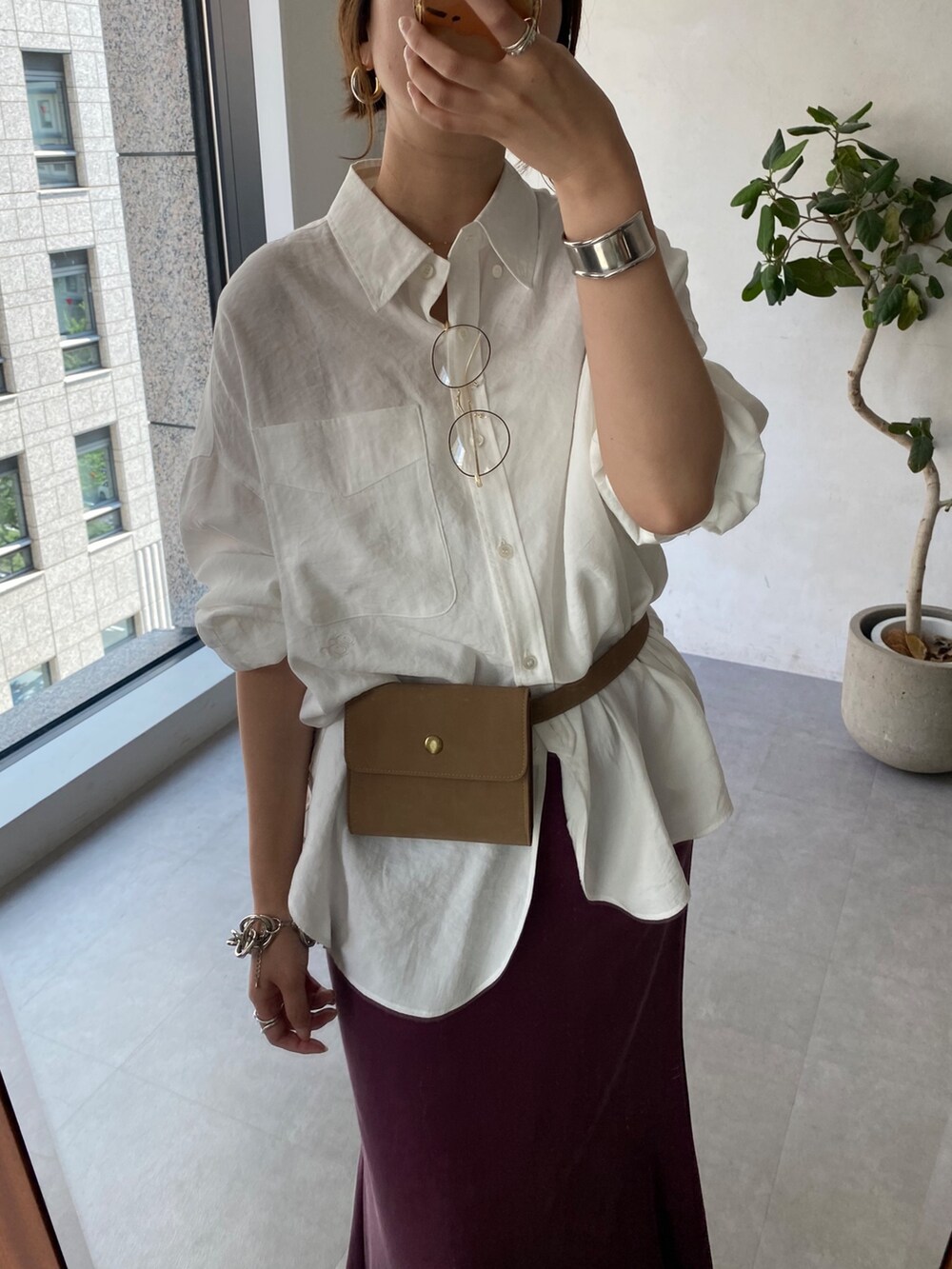 ホワイト系のシャツ/ブラウス、レッド系のスカートを着用したレディースの夏コーディネートの9枚目の写真