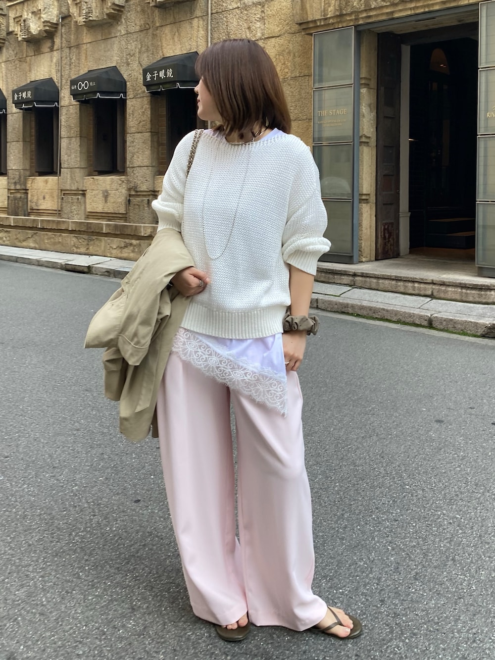 ホワイト系のTシャツ/カットソー、ピンク系のニット/セーター、ピンク系のスラックスを着用したレディースの春コーディネートの6枚目の写真