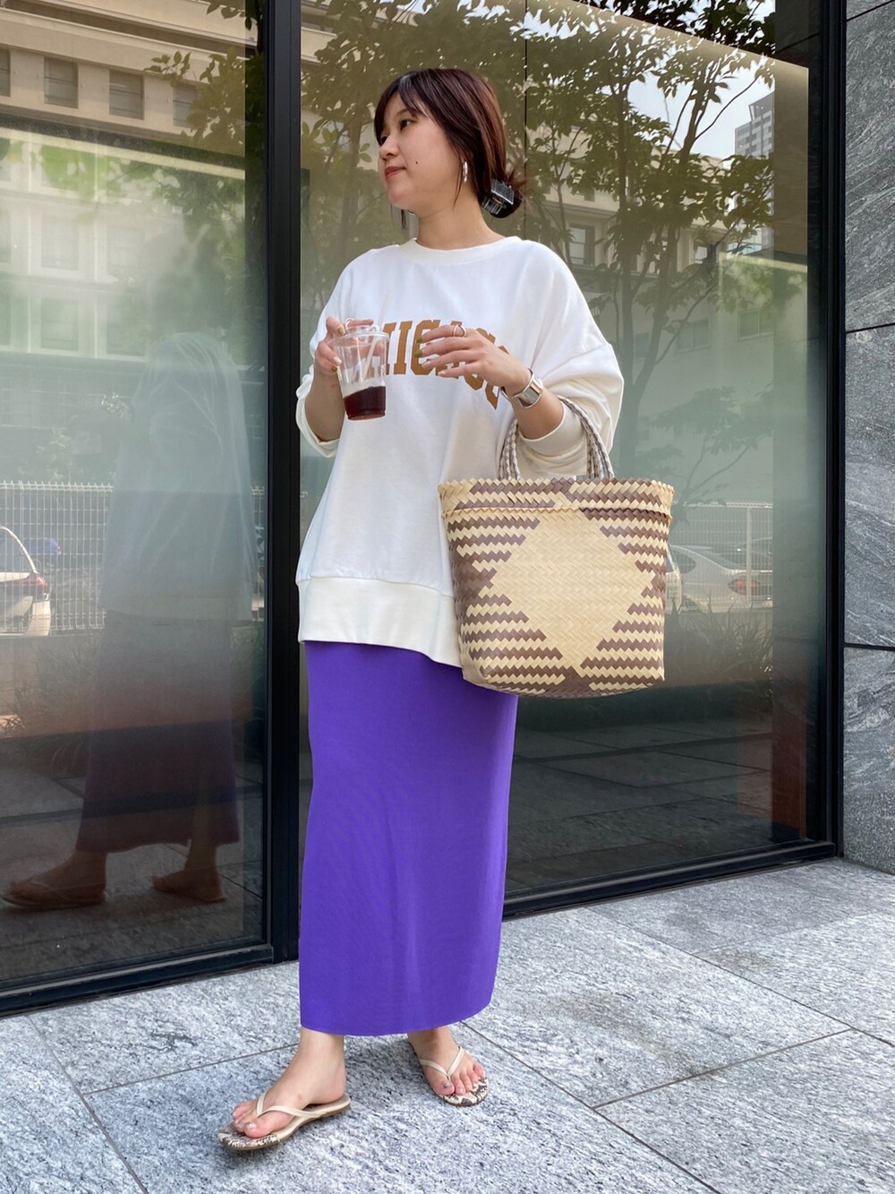 ホワイト系のスウェット、パープル系のスカートを着用したレディースの夏コーディネートの5枚目の写真