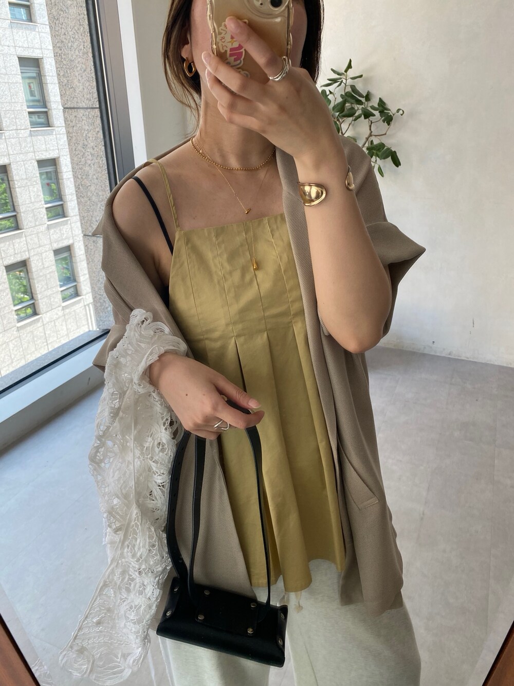 ベージュ系のシャツ/ブラウス、ベージュ系のその他パンツ、イエロー系のショルダーバッグを着用したレディースの夏コーディネートの9枚目の写真