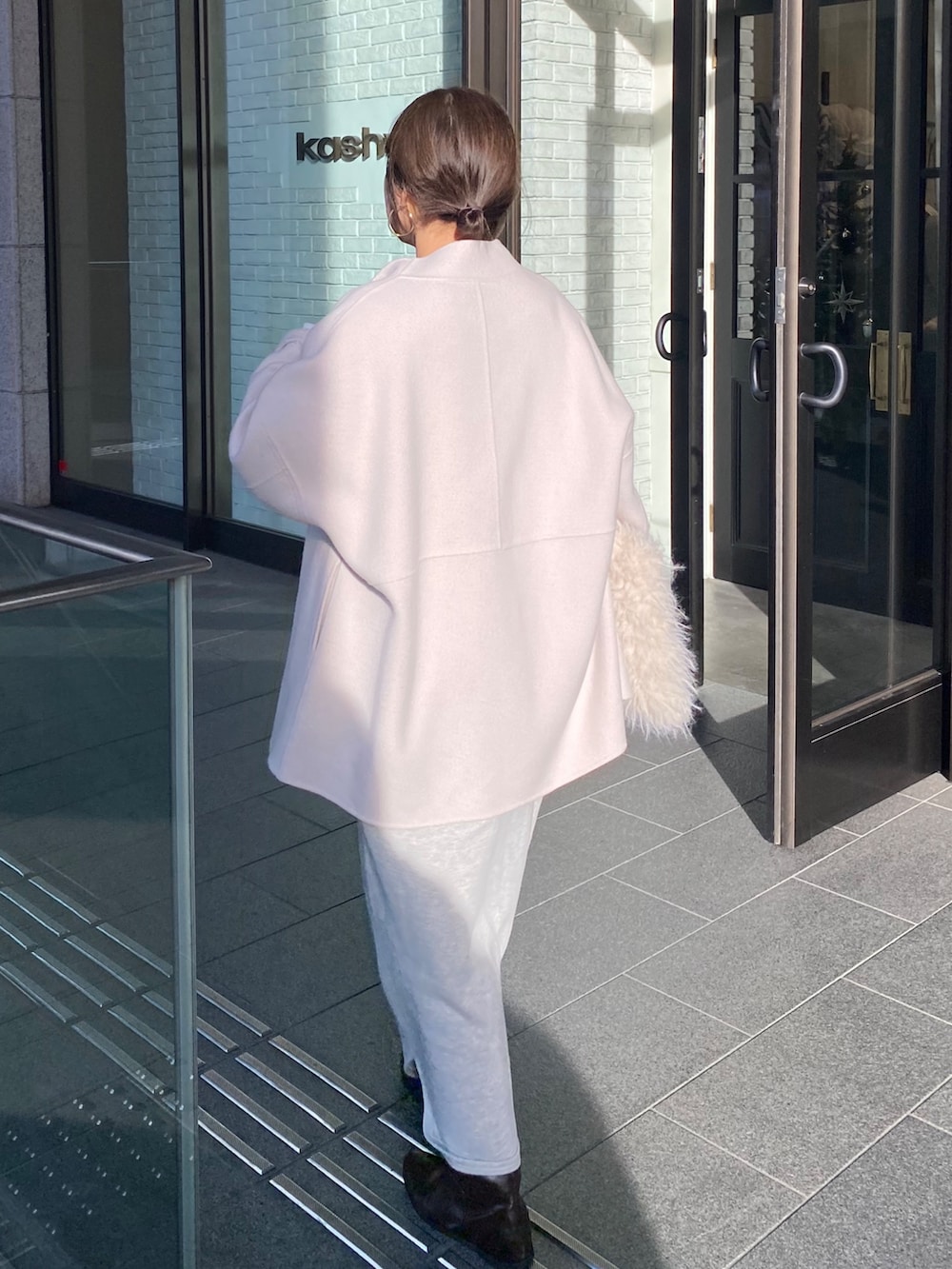 ホワイト系のその他アウター、グレー系のワンピースを着用したレディースの冬コーディネートの2枚目の写真