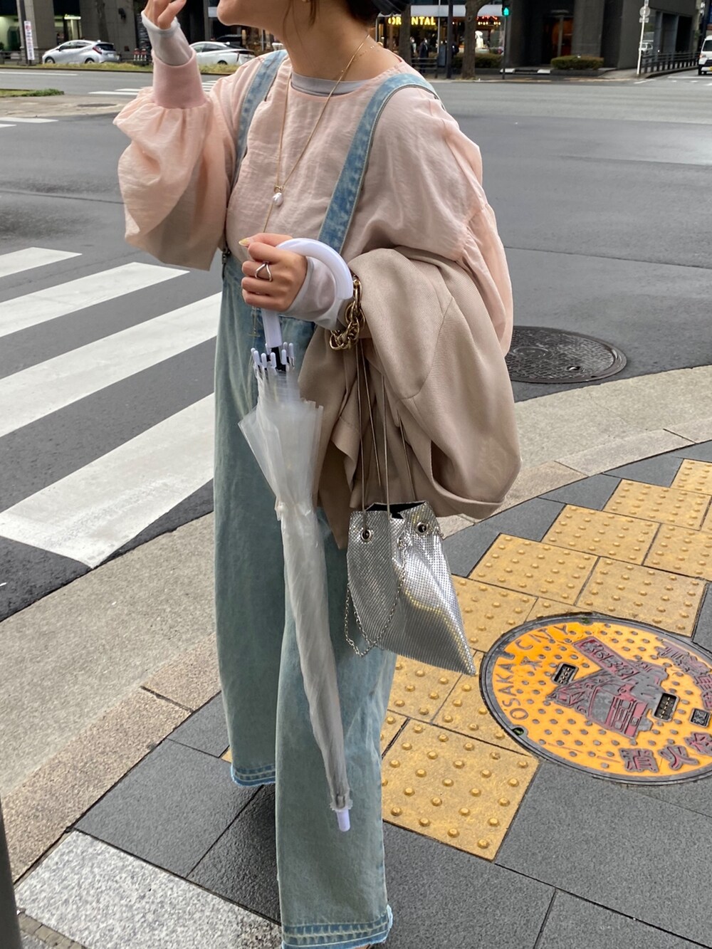 ピンク系のシャツ/ブラウス、ホワイト系のTシャツ/カットソー、ブラック系のサロペット/オーバーオールを着用したレディースの冬コーディネートの9枚目の写真