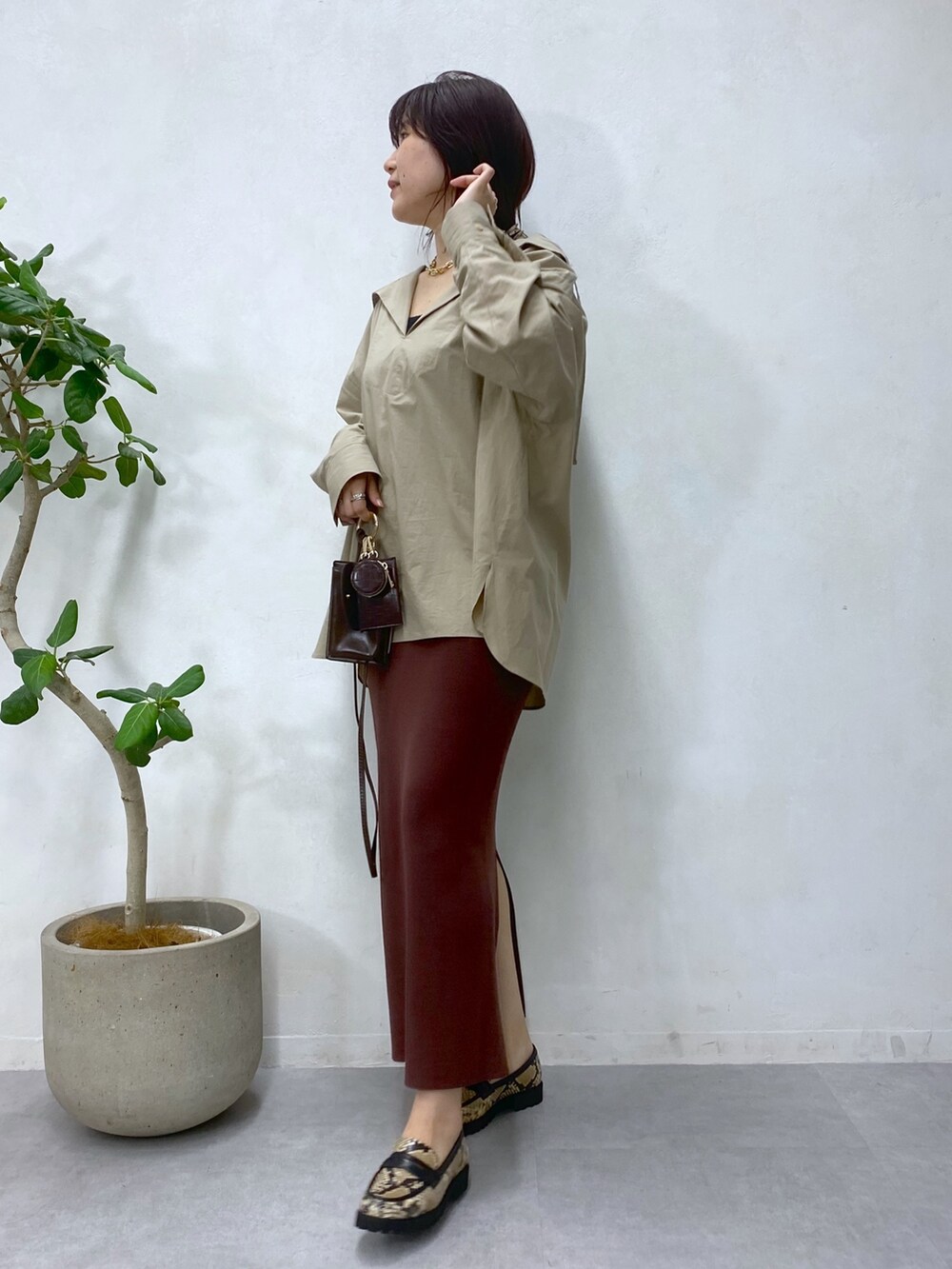 ベージュ系のシャツ/ブラウス、ブラウン系のスカート、ベージュ系のシューズを着用したレディースの夏コーディネートの5枚目の写真