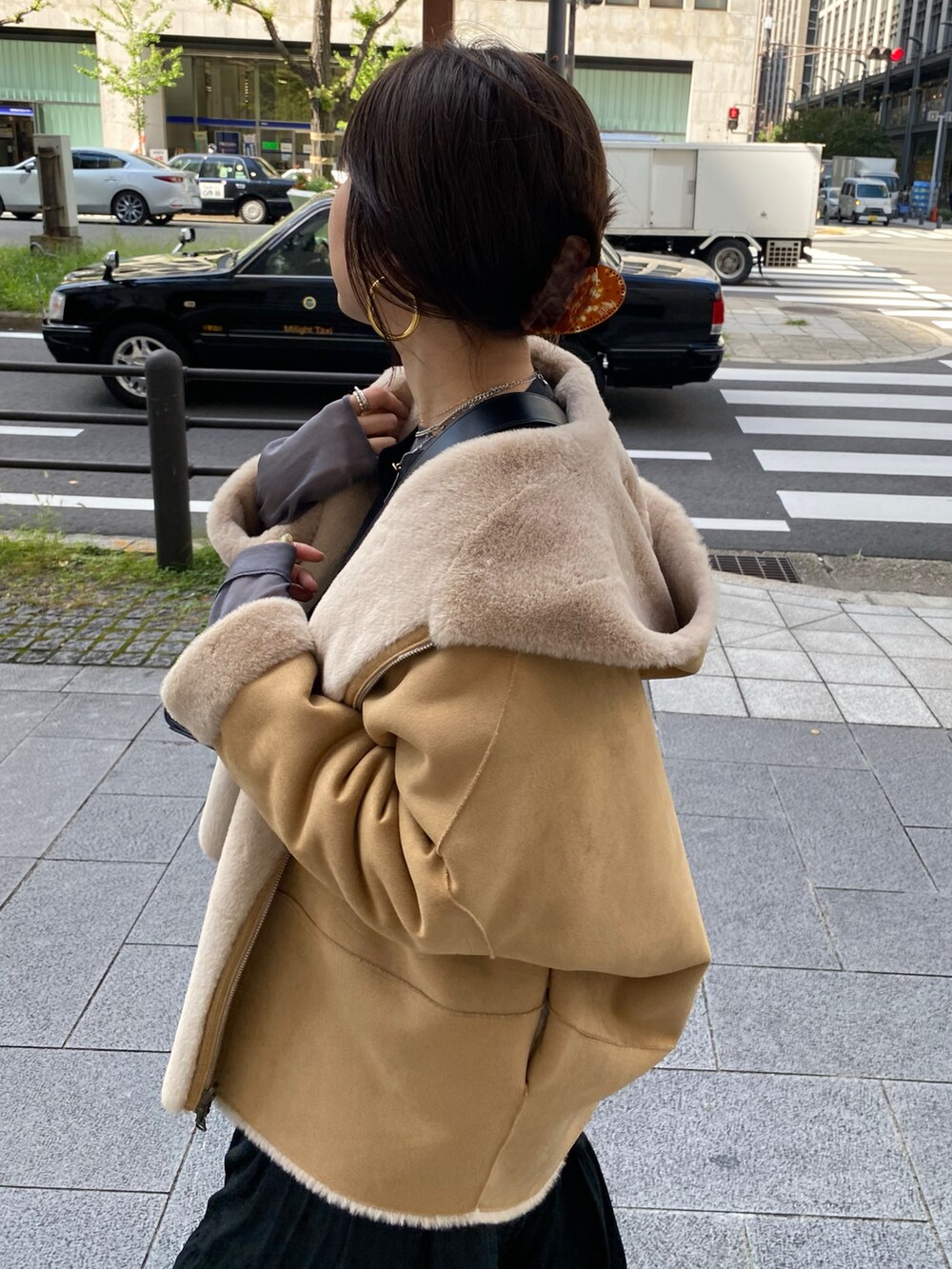 ブラック系のワンピース、ブラック系のショルダーバッグ、グレー系のTシャツ/カットソーを着用したレディースの秋コーディネートの6枚目の写真