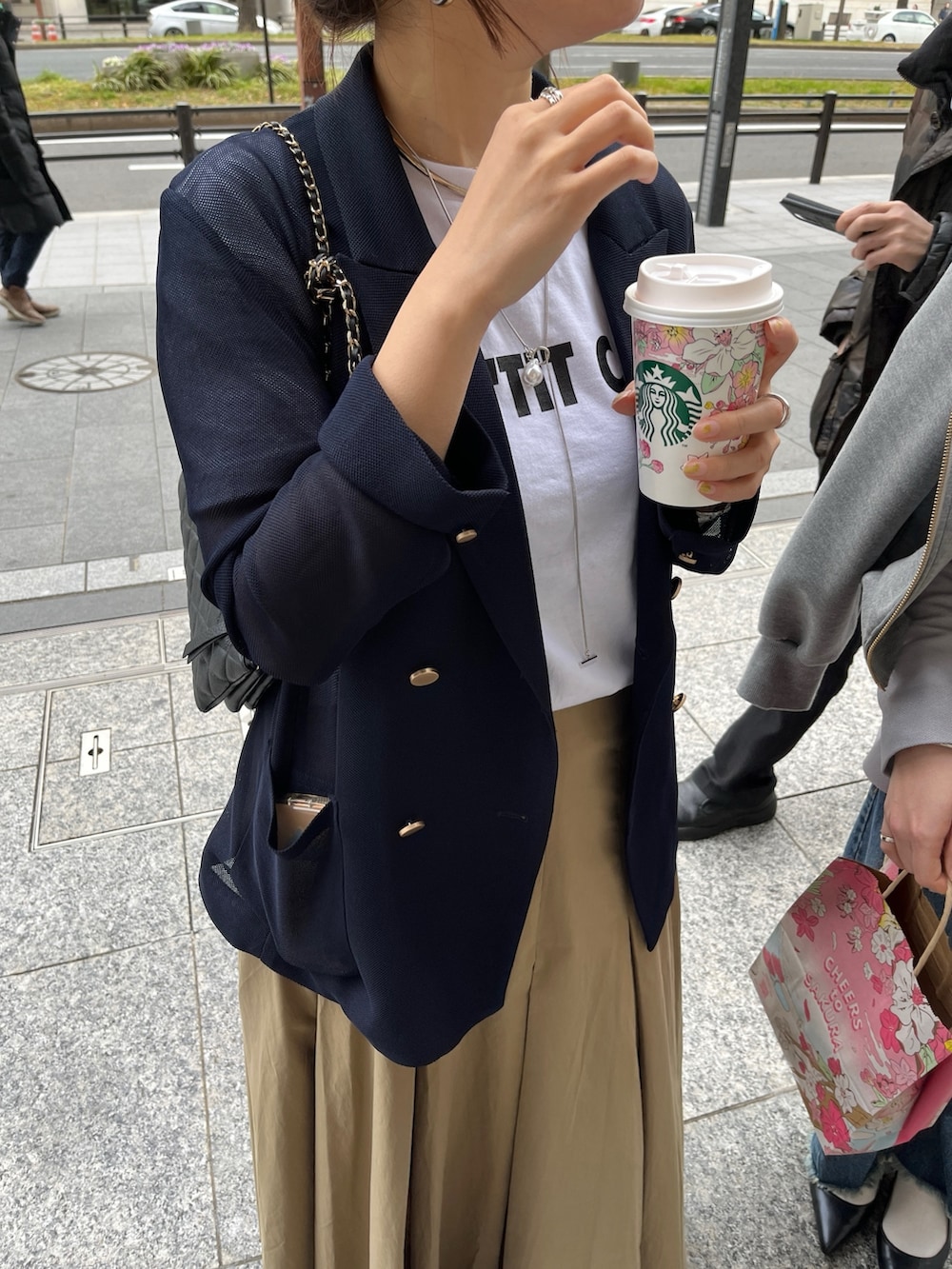 ホワイト系のTシャツ/カットソー、ブルー系のテーラードジャケット、ブラック系のスカートを着用したレディースの春コーディネートの2枚目の写真