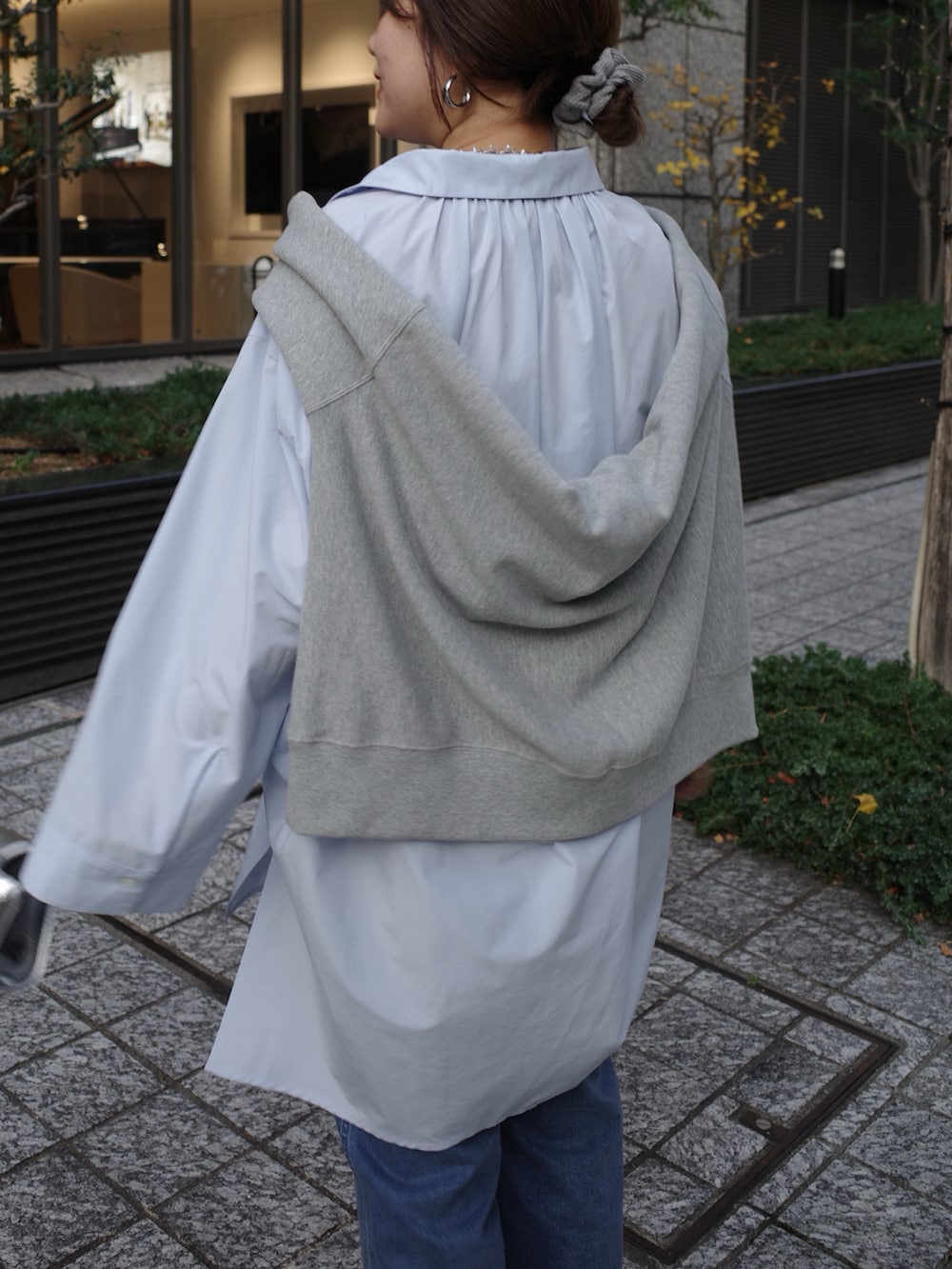 ブルー系のシャツ/ブラウス、ブルー系のデニムパンツ、グレー系のスウェットを着用したレディースの冬コーディネートの9枚目の写真