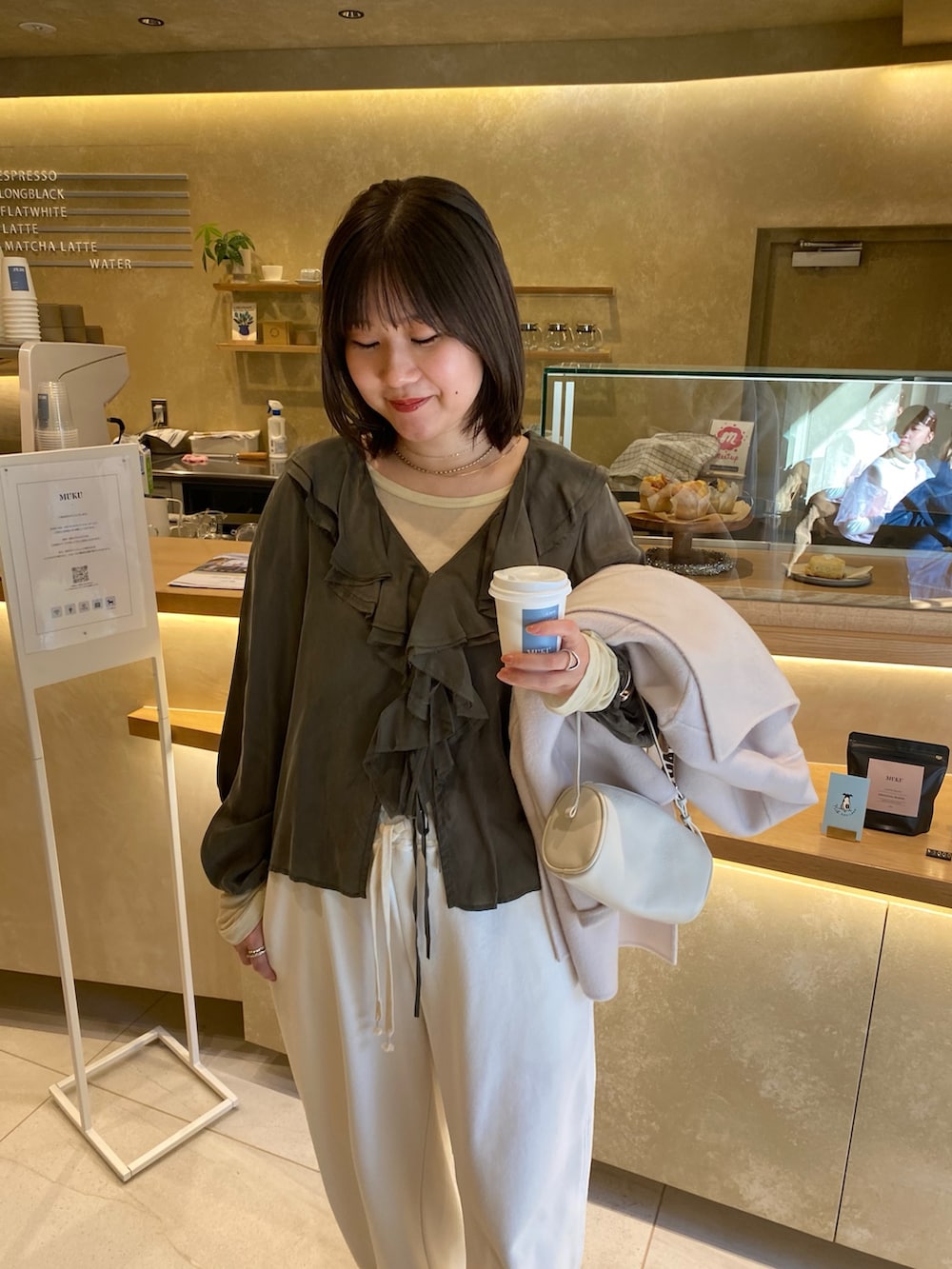 ホワイト系のその他アウター、グリーン系のシャツ/ブラウス、イエロー系のTシャツ/カットソーを着用したレディースの春コーディネートの4枚目の写真