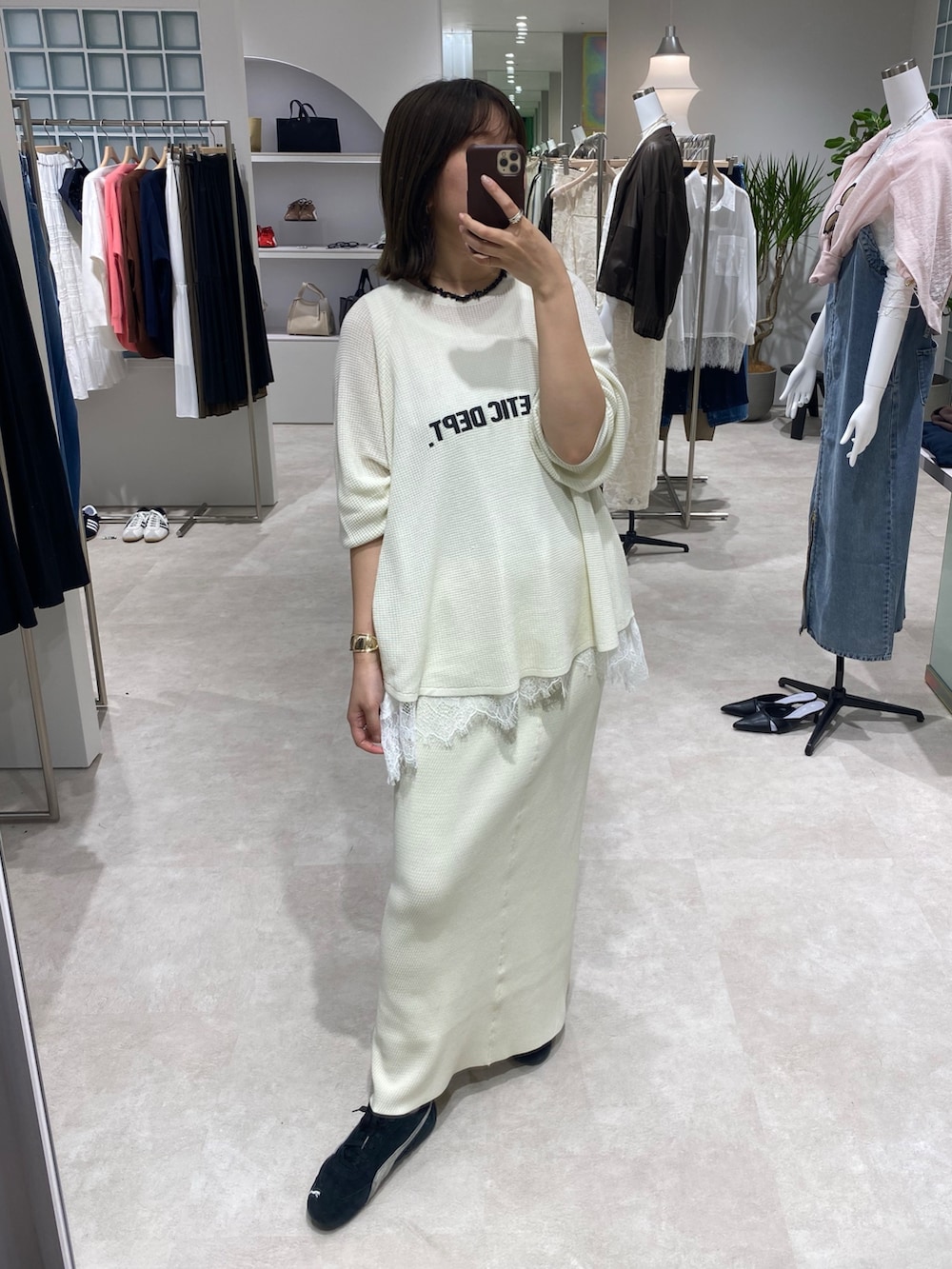 ホワイト系のニット/セーター、ホワイト系のTシャツ/カットソー、ホワイト系のスカートを着用したレディースの夏コーディネートの2枚目の写真
