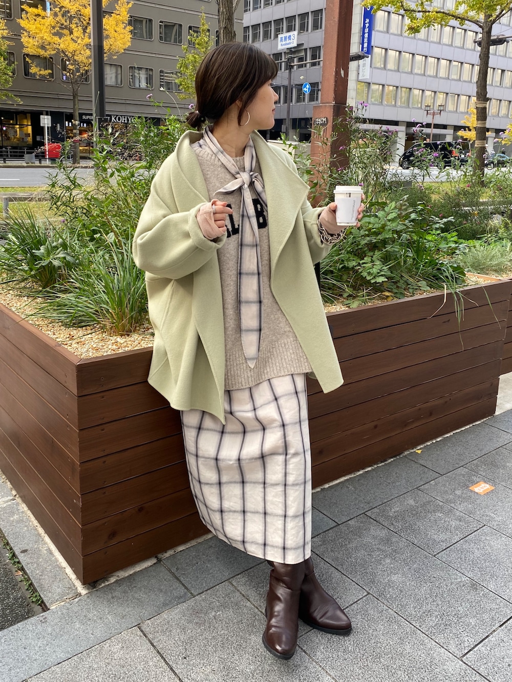 ホワイト系のワンピース、ホワイト系のニット/セーター、ブラウン系のブーツを着用したレディースの冬コーディネートの10枚目の写真