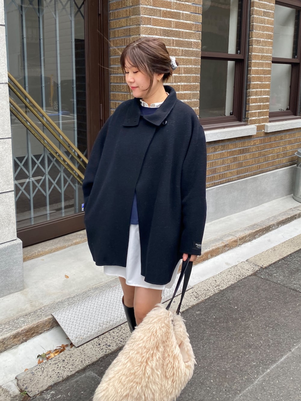 ブラック系のその他アウター、ブルー系のTシャツ/カットソー、ホワイト系のシャツ/ブラウスを着用したレディースの冬コーディネートの4枚目の写真