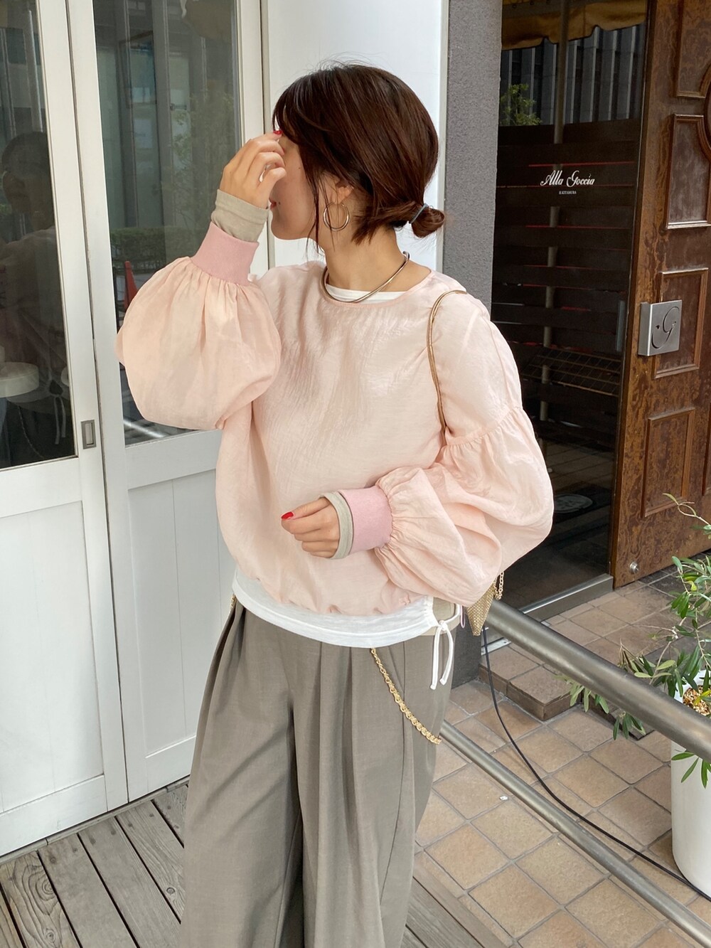 ピンク系のシャツ/ブラウス、グレー系のTシャツ/カットソーを着用したレディースの春コーディネートの4枚目の写真