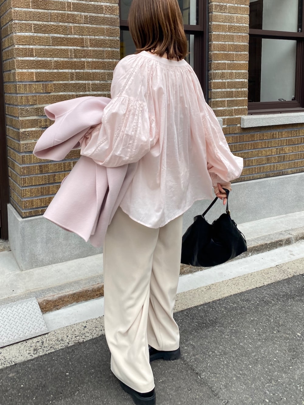 ピンク系のその他アウター、ピンク系のシャツ/ブラウス、ピンク系のTシャツ/カットソーを着用したレディースの春コーディネートの5枚目の写真