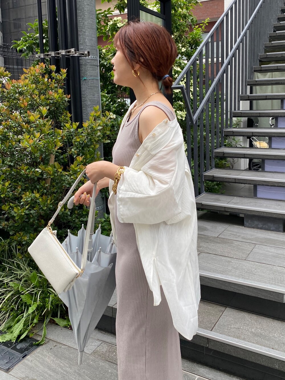 ベージュ系のワンピース、ホワイト系のシャツ/ブラウス、ホワイト系のスニーカーを着用したレディースの夏コーディネートの6枚目の写真