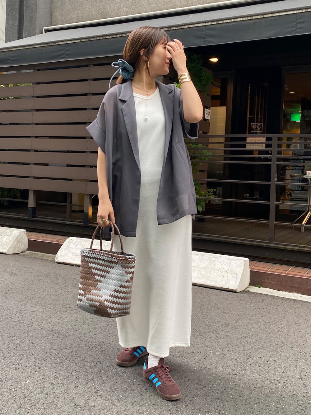 「春めき満開コーデ、ワンピース、春色、休日スタイル、デートコーデ、お出かけコーデ、大人カジュアル、着回しコーデ、春カラー、ラクチンコーデ、カジュアルスタイル、キレイめコーデ、ワンピースコーデ、高身長女子、骨格ストレート」｜「DouDouの【WEB限定】メッシュ半袖ジャケット（テーラードジャケット、グレー系）」を使った、sakuraさん（骨格ストレート・レディース・166cm）の春コーディネートの4枚目の写真