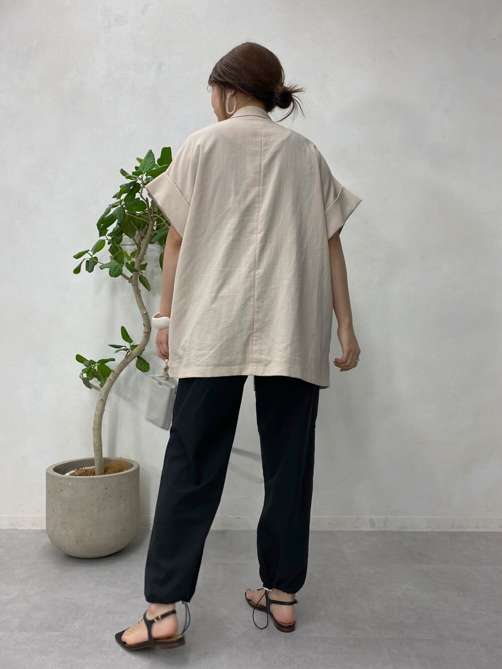 ベージュ系のテーラードジャケット、ブラック系のタンクトップ、ブラック系のその他パンツを着用したレディースの夏コーディネートの3枚目の写真