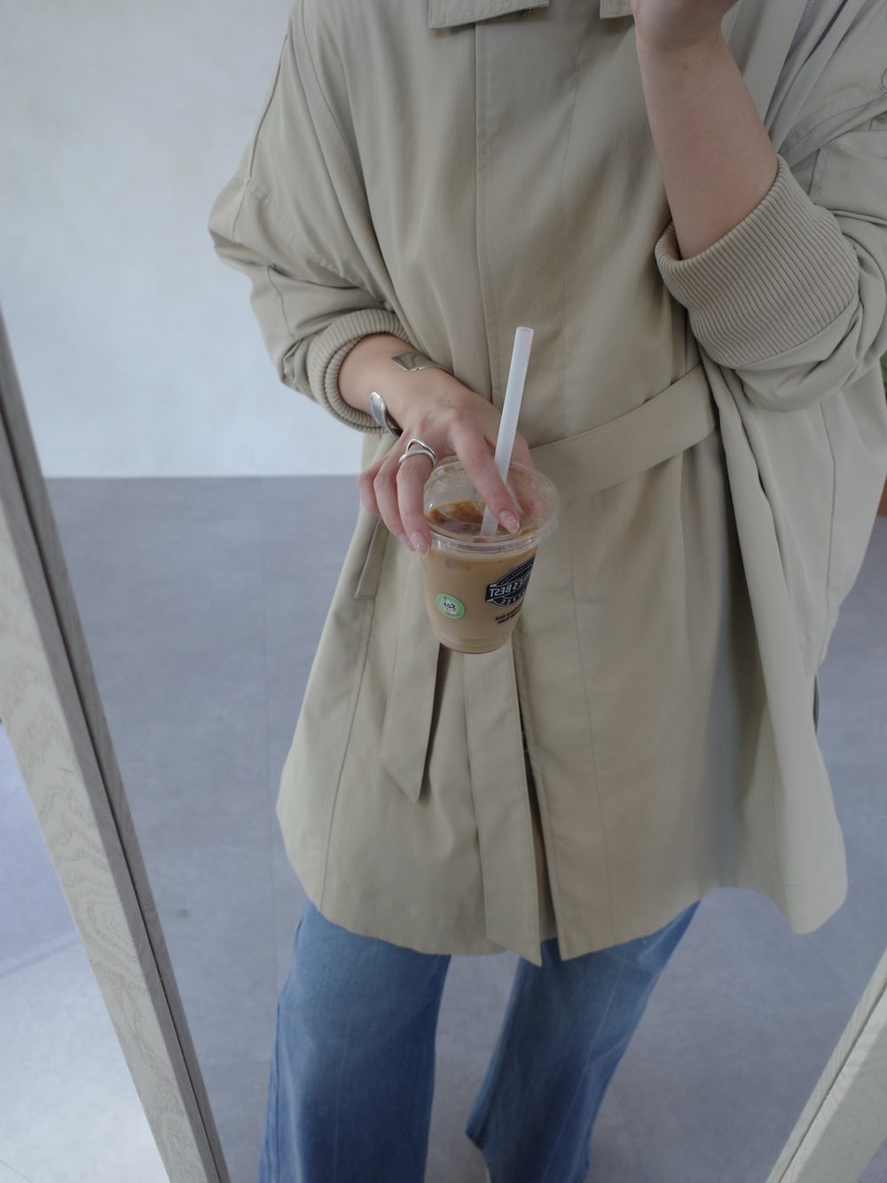 ブルー系のニット/セーター、ブラック系のシャツ/ブラウス、ブルー系のデニムパンツを着用したレディースの春コーディネートの5枚目の写真