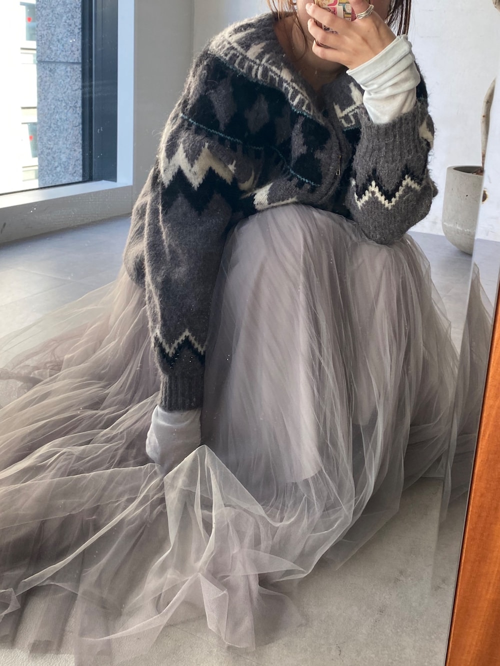 グレー系のカーディガン/ボレロ、ブルー系のTシャツ/カットソー、グレー系のスカートを着用したレディースの冬コーディネートの5枚目の写真