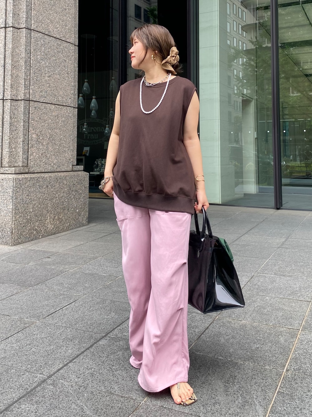 グレー系のTシャツ/カットソー、ピンク系のその他パンツ、ブラック系のショルダーバッグを着用したレディースの夏コーディネートの6枚目の写真