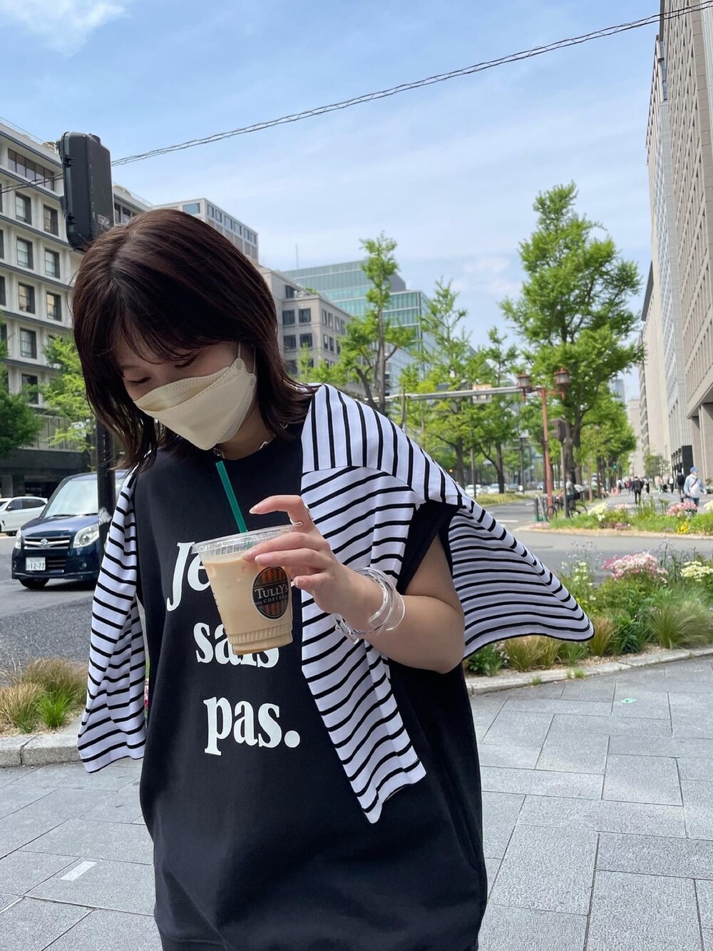 グレー系のTシャツ/カットソー、ピンク系のその他パンツを着用したレディースの夏コーディネートの5枚目の写真