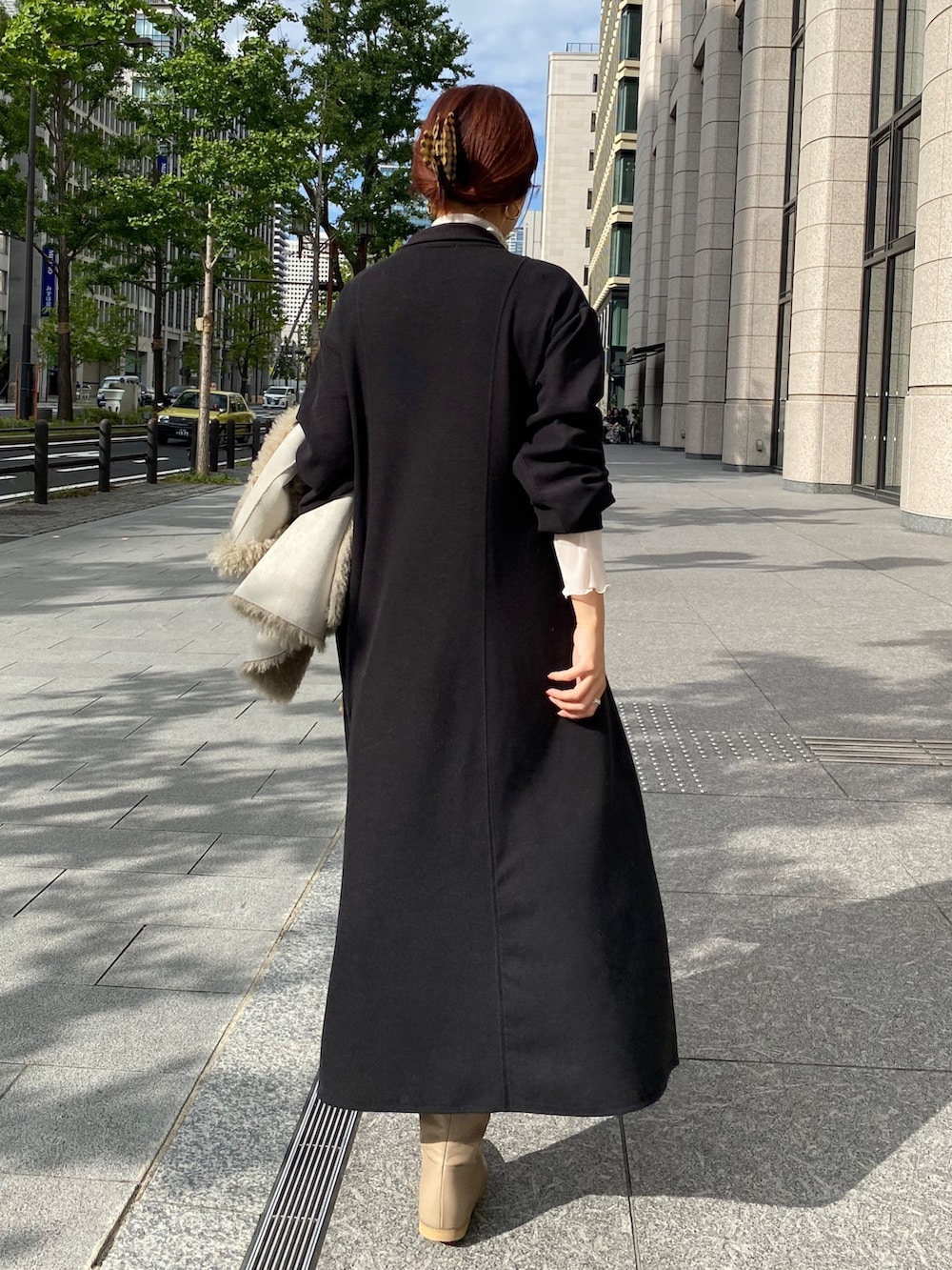 ホワイト系のTシャツ/カットソー、ブラック系のワンピース、ベージュ系のブーツを着用したレディースの冬コーディネートの9枚目の写真