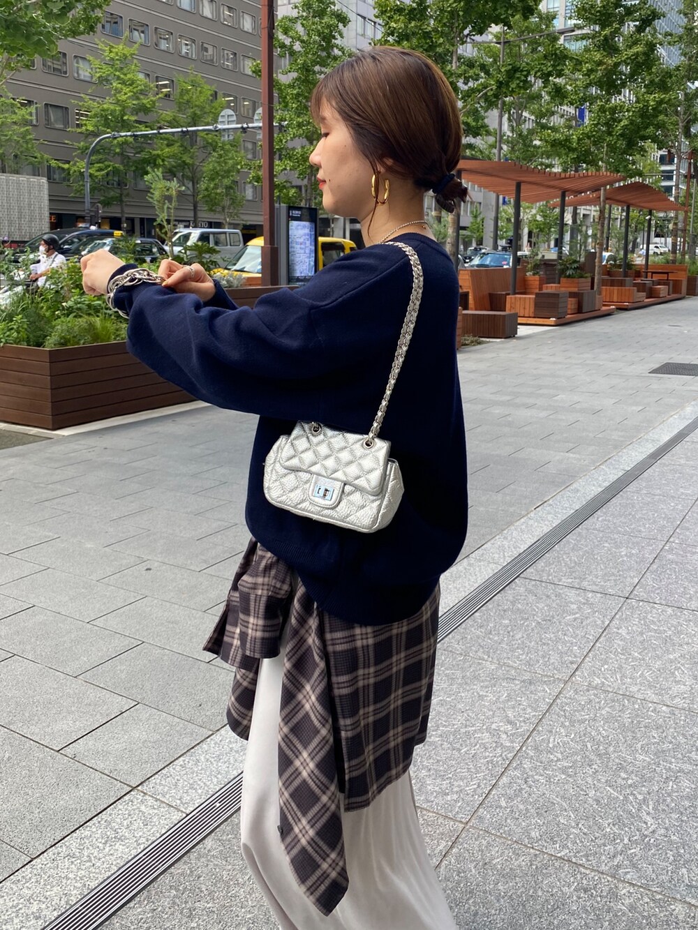 ブルー系のニット/セーター、ブルー系のシャツ/ブラウス、グレー系のスカートを着用したレディースの秋コーディネートの6枚目の写真