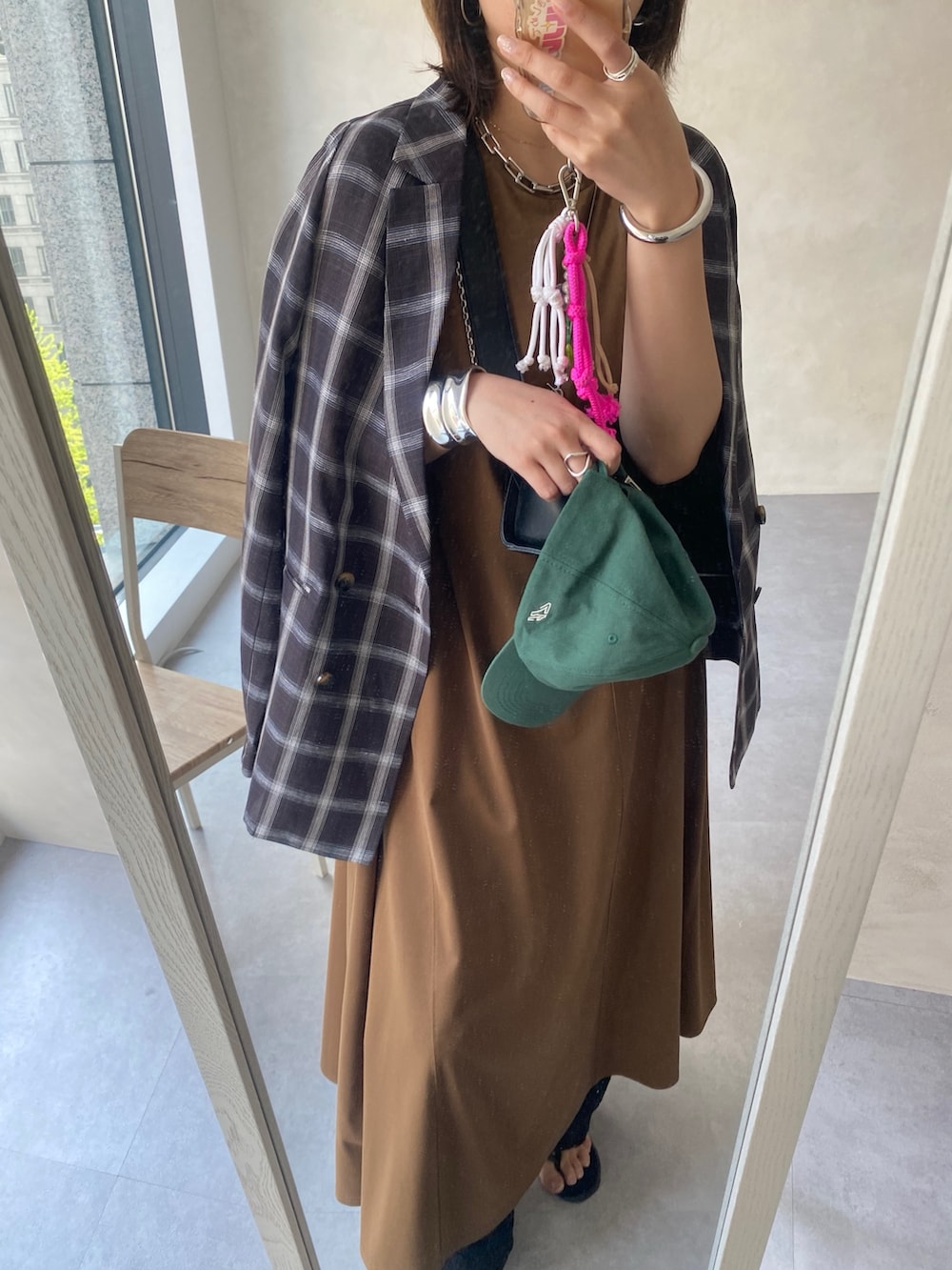 グリーン系のワンピース、ホワイト系のテーラードジャケット、ホワイト系のその他パンツを着用したレディースの春コーディネートの5枚目の写真