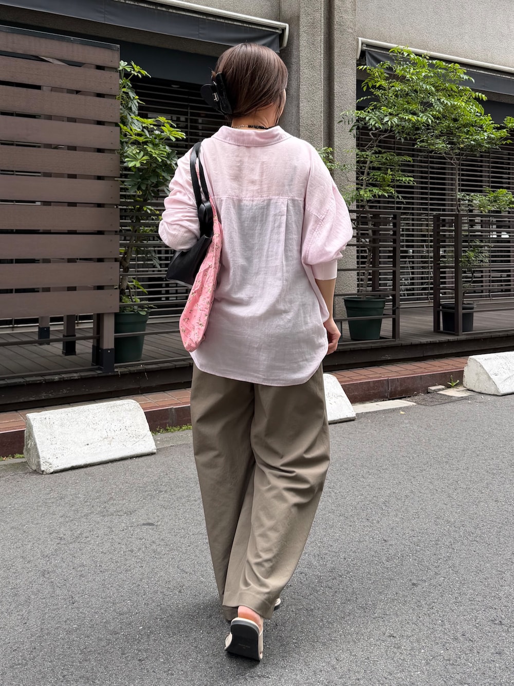 ピンク系のシャツ/ブラウス、グリーン系のその他パンツ、ホワイト系のサンダルを着用したレディースの春コーディネートの7枚目の写真