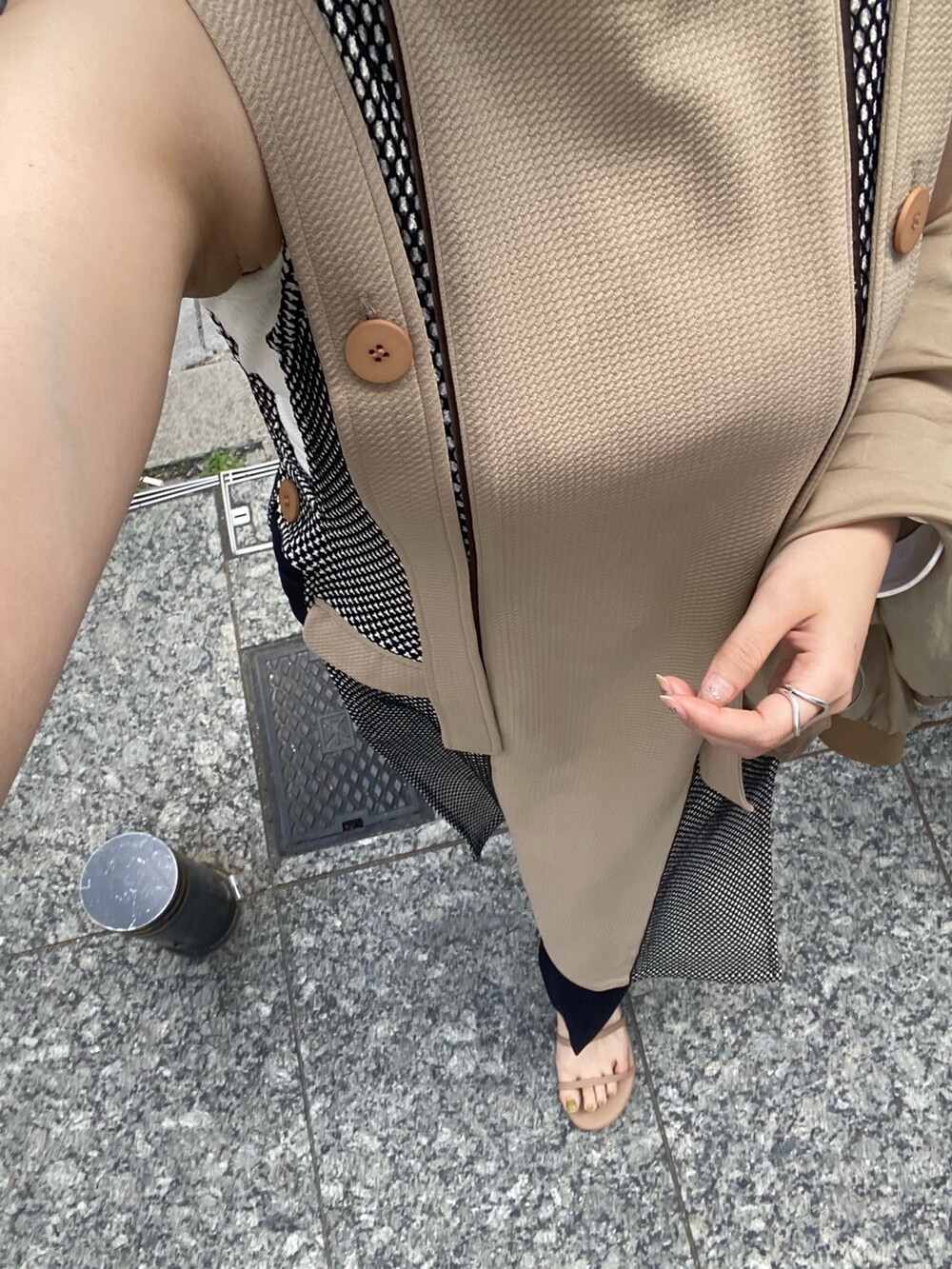 ベージュ系のワンピース、ベージュ系のブルゾンを着用したレディースの春コーディネートの5枚目の写真