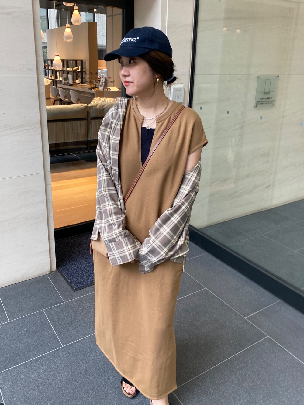 イエロー系のワンピース、ベージュ系のシャツ/ブラウスを着用したレディースの秋コーディネートの7枚目の写真