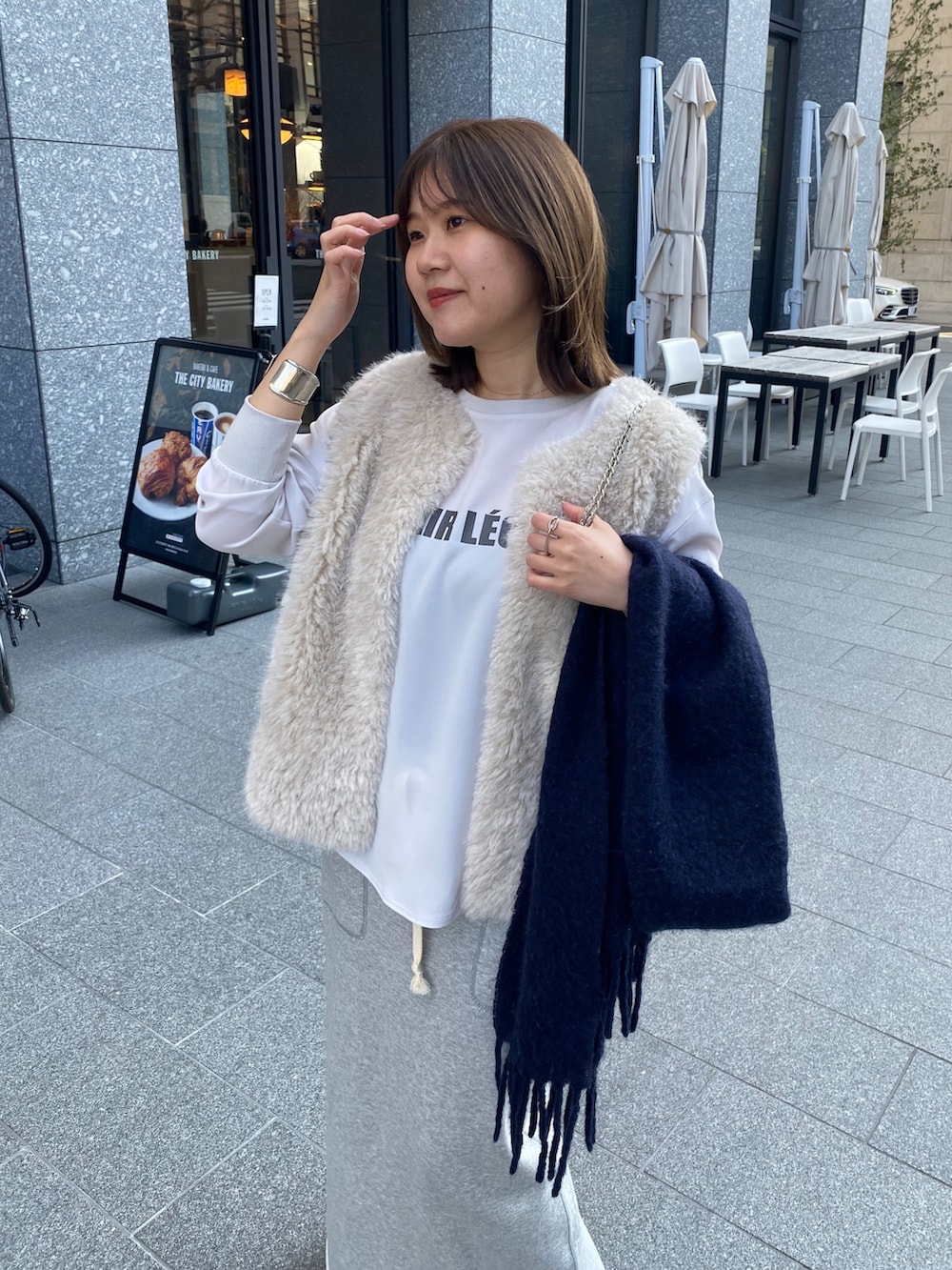 グレー系のシャツ/ブラウス、グレー系のスカートを着用したレディースの冬コーディネートの4枚目の写真