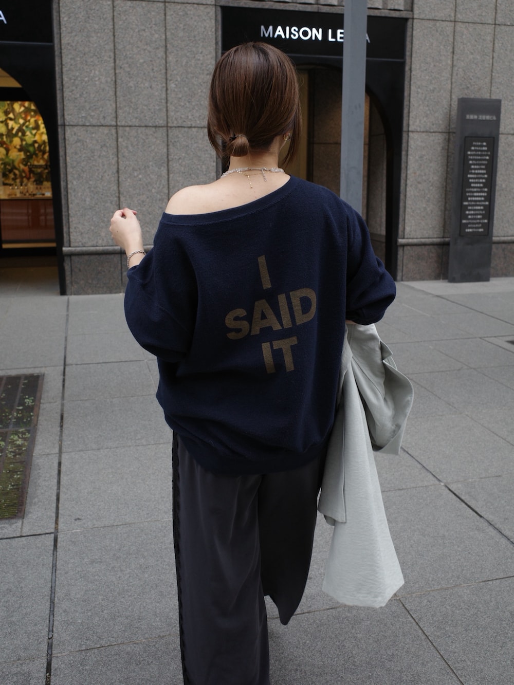 ブルー系のTシャツ/カットソー、グレー系のその他パンツ、グリーン系のその他アウターを着用したレディースの春コーディネートの6枚目の写真