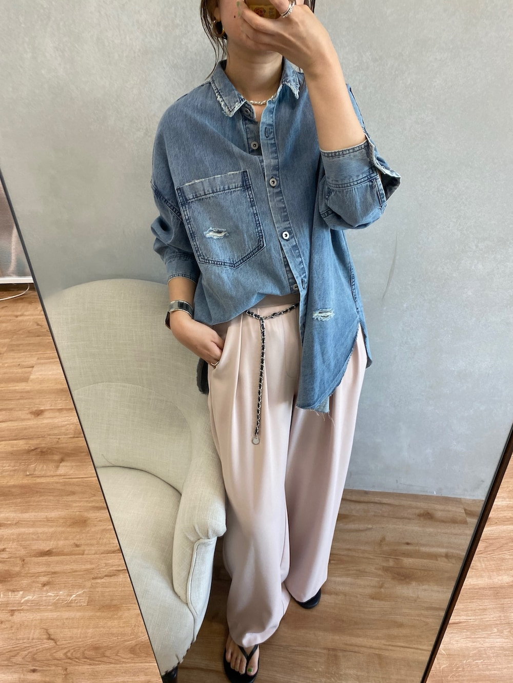 ブルー系のシャツ/ブラウス、ピンク系のスラックス、シルバー系のベルトを着用したレディースの夏コーディネートの3枚目の写真