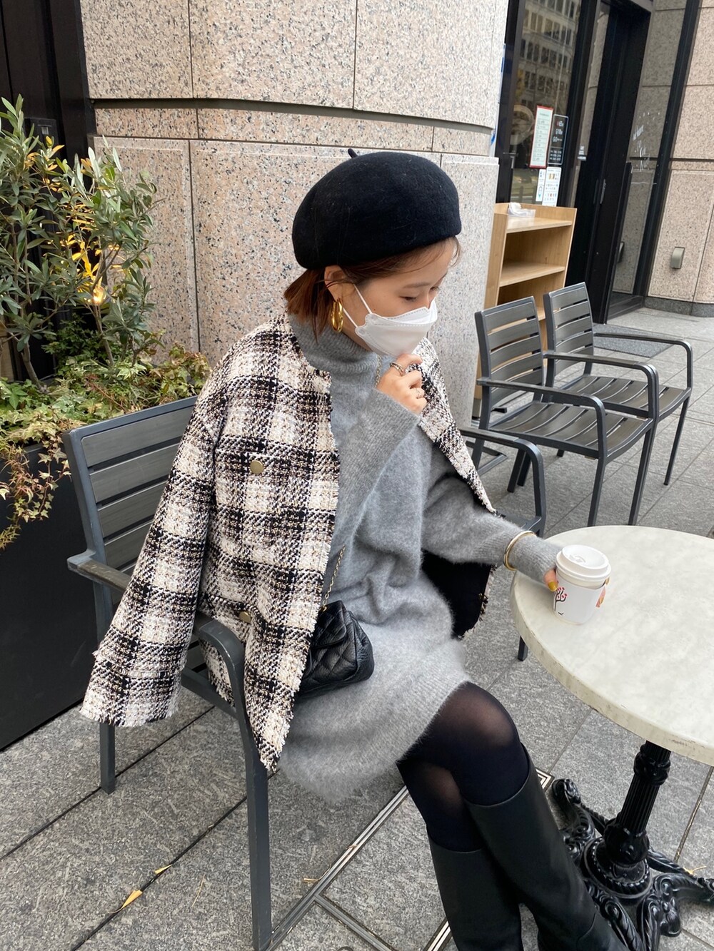 ブラック系のノーカラージャケット、グレー系のニット/セーター、ブラック系のトートバッグを着用したレディースの冬コーディネートの5枚目の写真