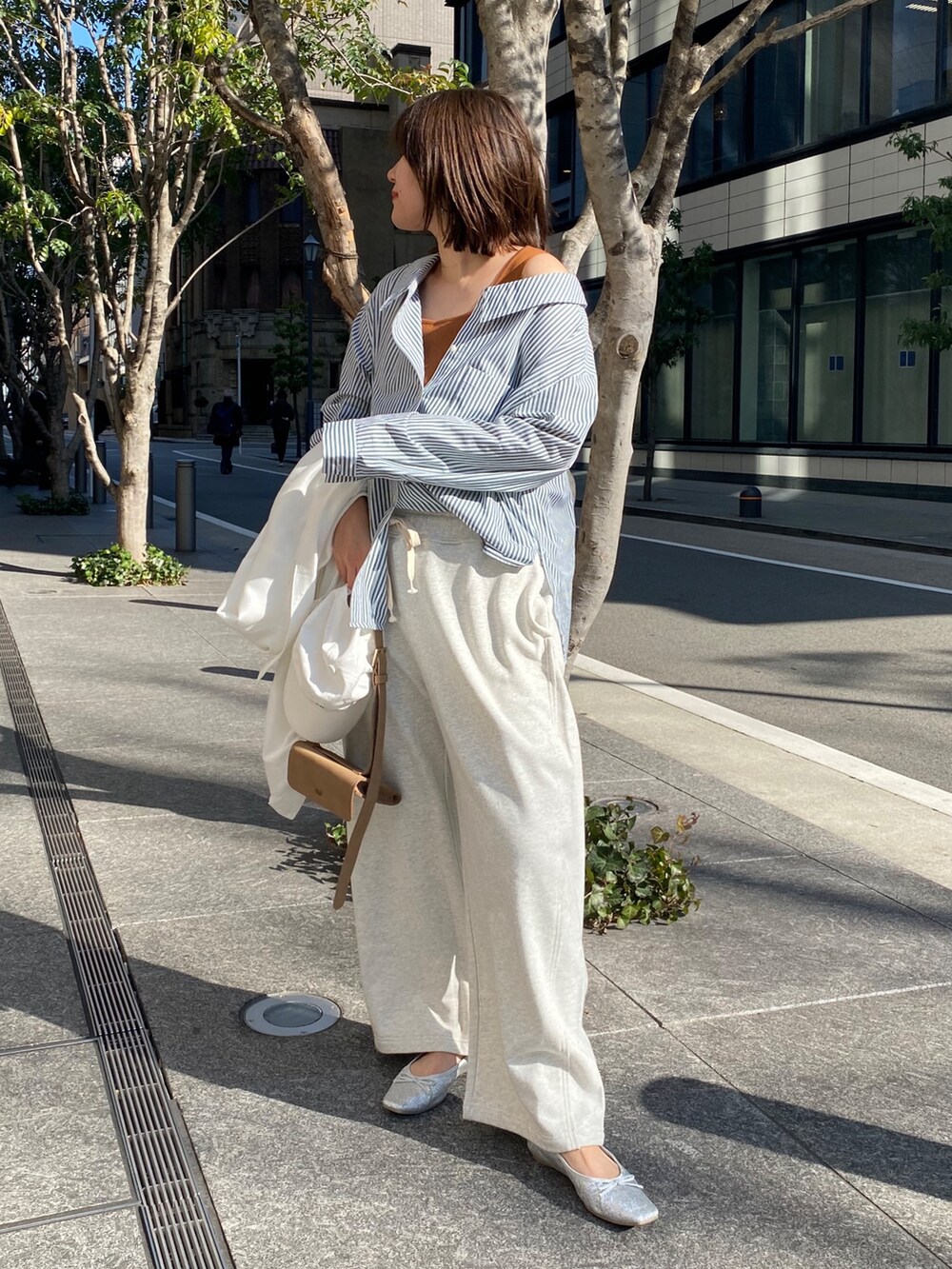 グリーン系のシャツ/ブラウス、ブラウン系のタンクトップ、ベージュ系のその他パンツを着用したレディースの春コーディネートの7枚目の写真