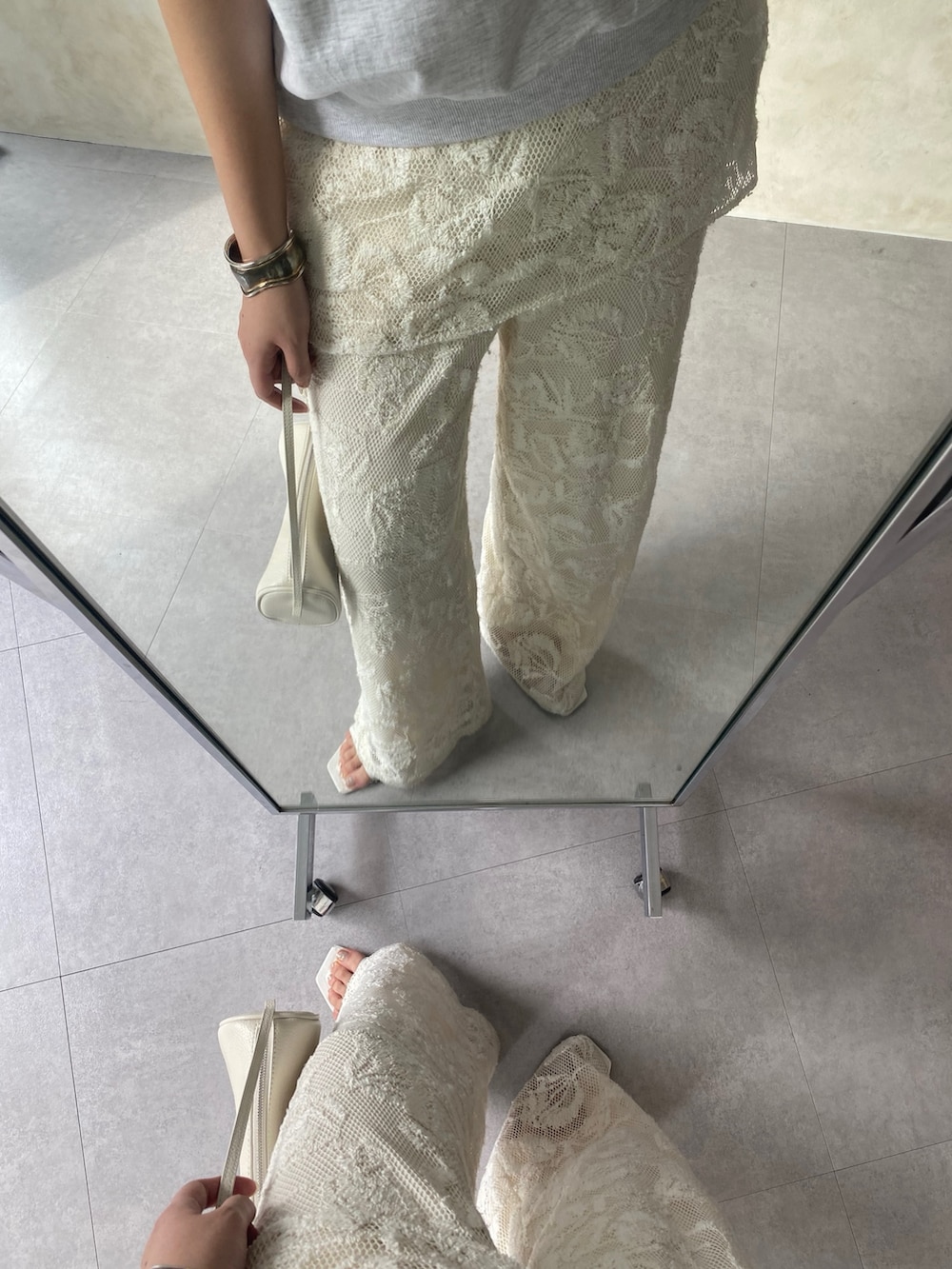 グリーン系のシャツ/ブラウス、ホワイト系のシャツ/ブラウス、ホワイト系のその他パンツを着用したレディースの春コーディネートの6枚目の写真