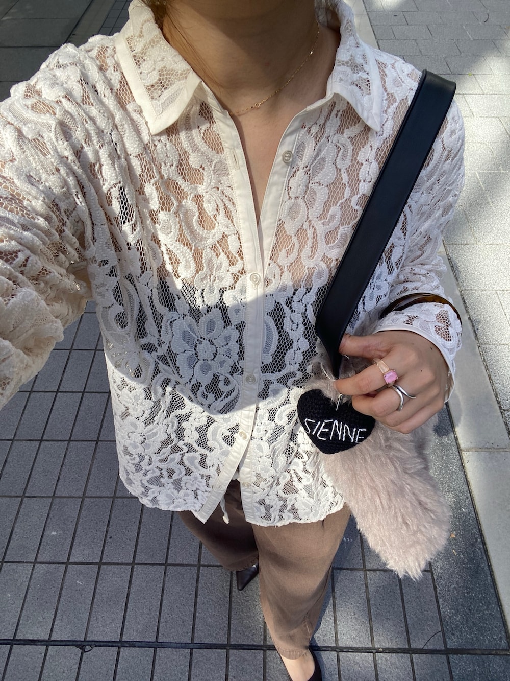ホワイト系のシャツ/ブラウス、ブラウン系のデニムパンツ、ブラウン系のパンプスを着用したレディースの秋コーディネートの4枚目の写真