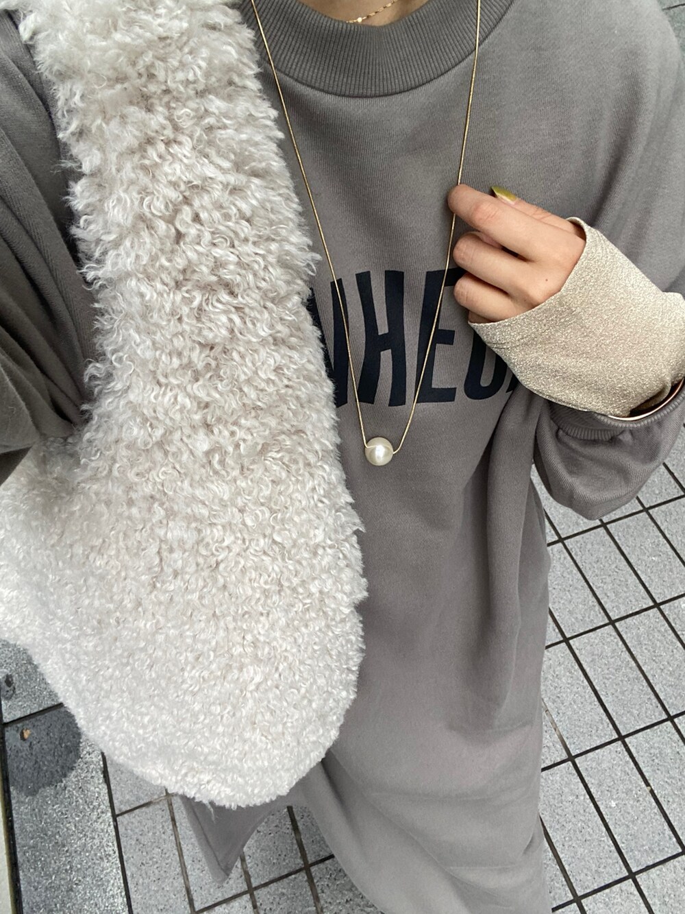 グレー系のワンピース、ブラウン系のブーツ、ゴールド系のTシャツ/カットソーを着用したレディースの秋コーディネートの3枚目の写真