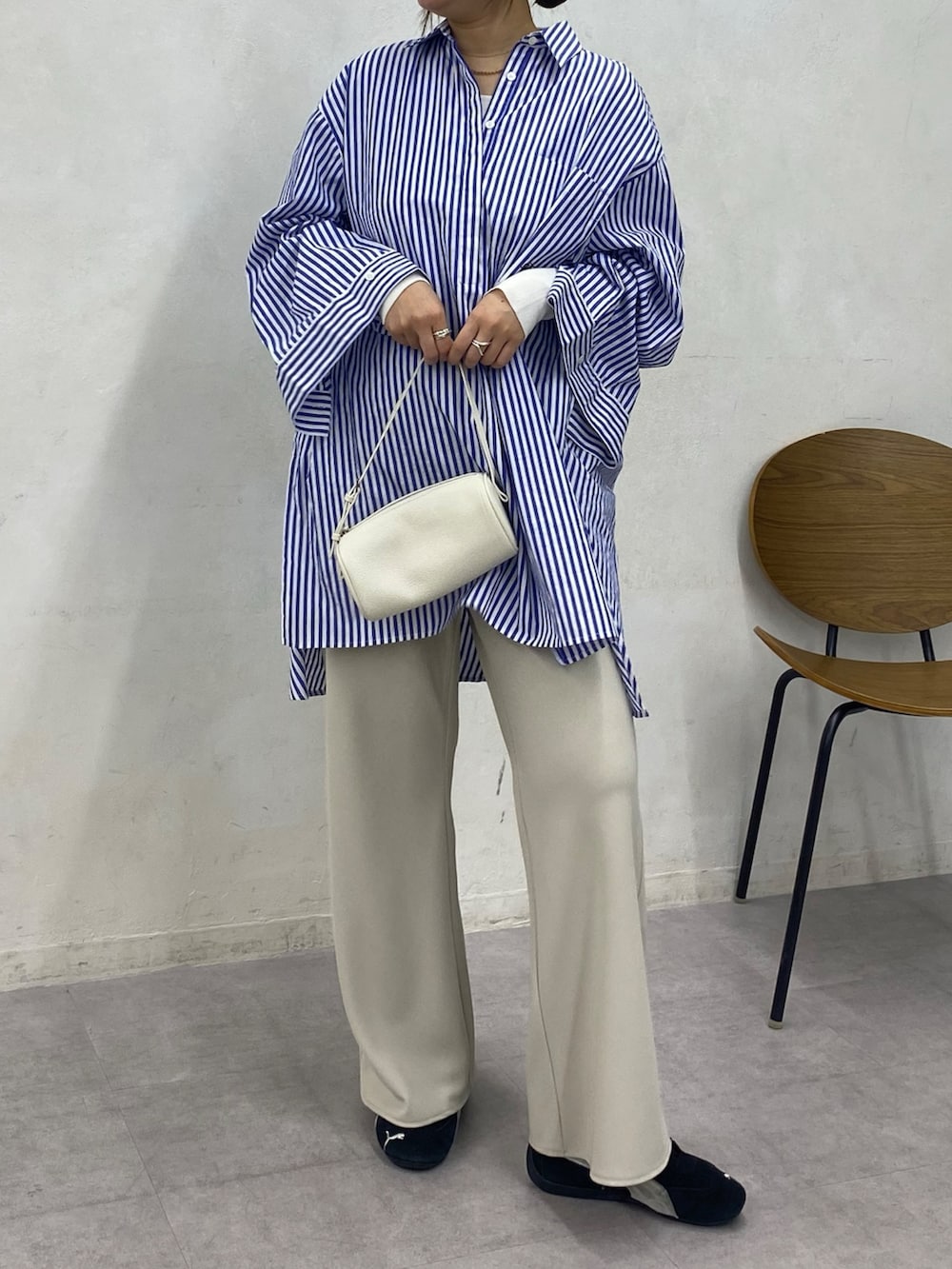 ホワイト系のニット/セーター、ブルー系のシャツ/ブラウス、ベージュ系のその他パンツを着用したレディースの冬コーディネートの2枚目の写真