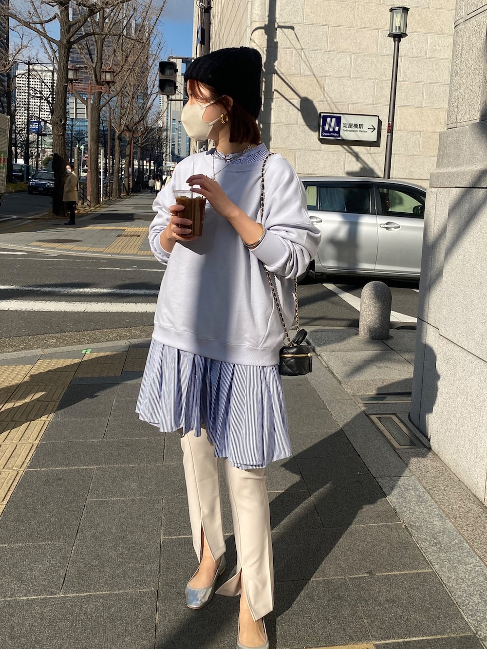 ブルー系のスウェット、ブルー系のシャツ/ブラウスを着用したレディースの冬コーディネートの5枚目の写真