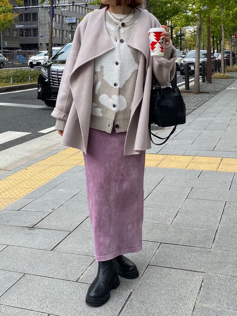 ベージュ系のその他アウター、グレー系のカーディガン/ボレロ、パープル系のスカートを着用したレディースの秋コーディネートの2枚目の写真